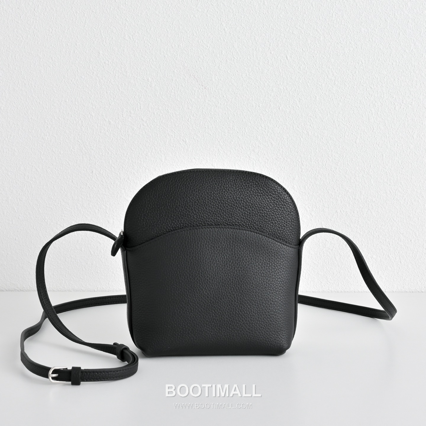 The Row N/S Annie Calfskin Crossbody Bag with Adjustable Strap Detail 더로우 N/S 애니 카프스킨 조절 스트랩 크로스백 13.5cm 2