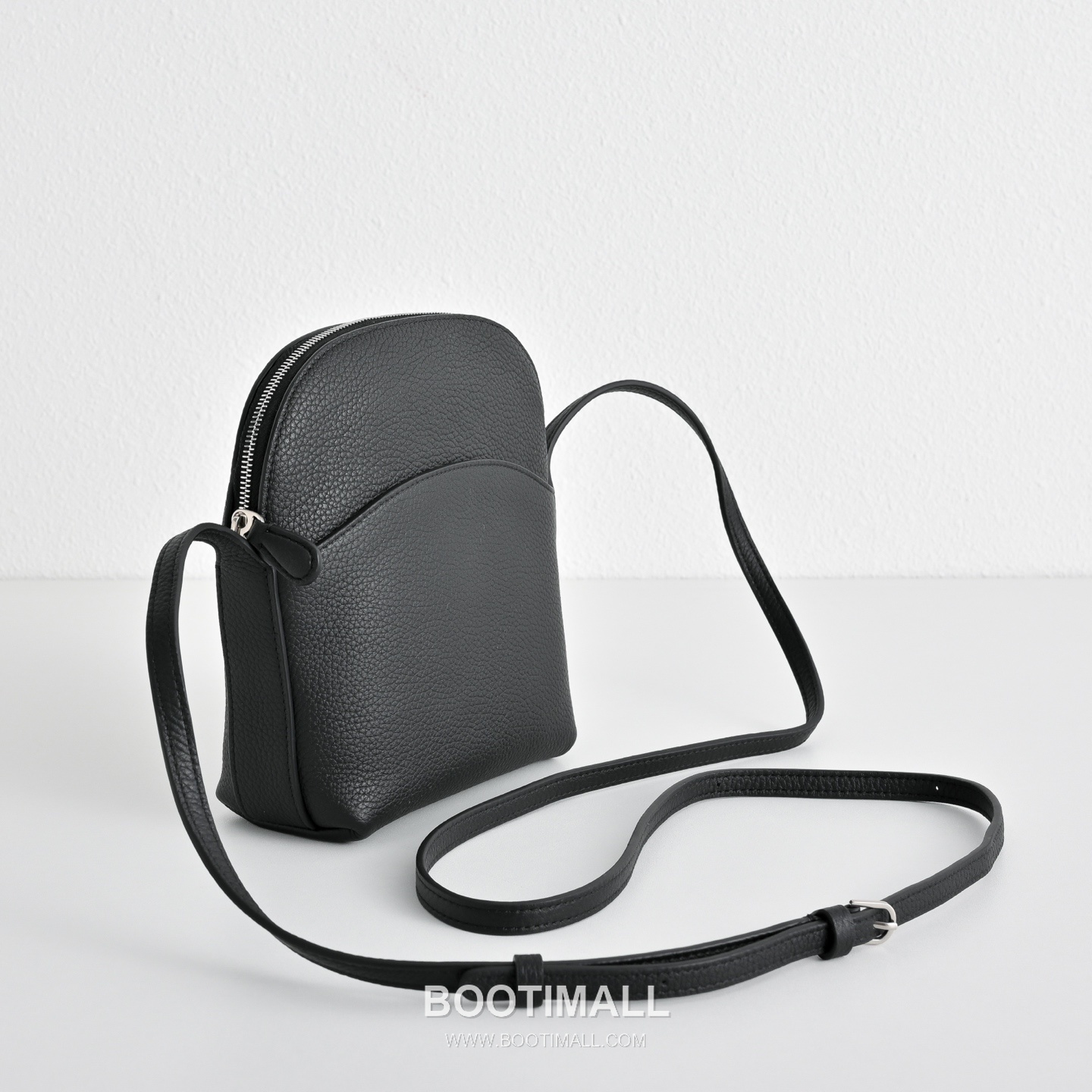 The Row N/S Annie Calfskin Crossbody Bag with Adjustable Strap Detail 더로우 N/S 애니 카프스킨 조절 스트랩 크로스백 13.5cm 3