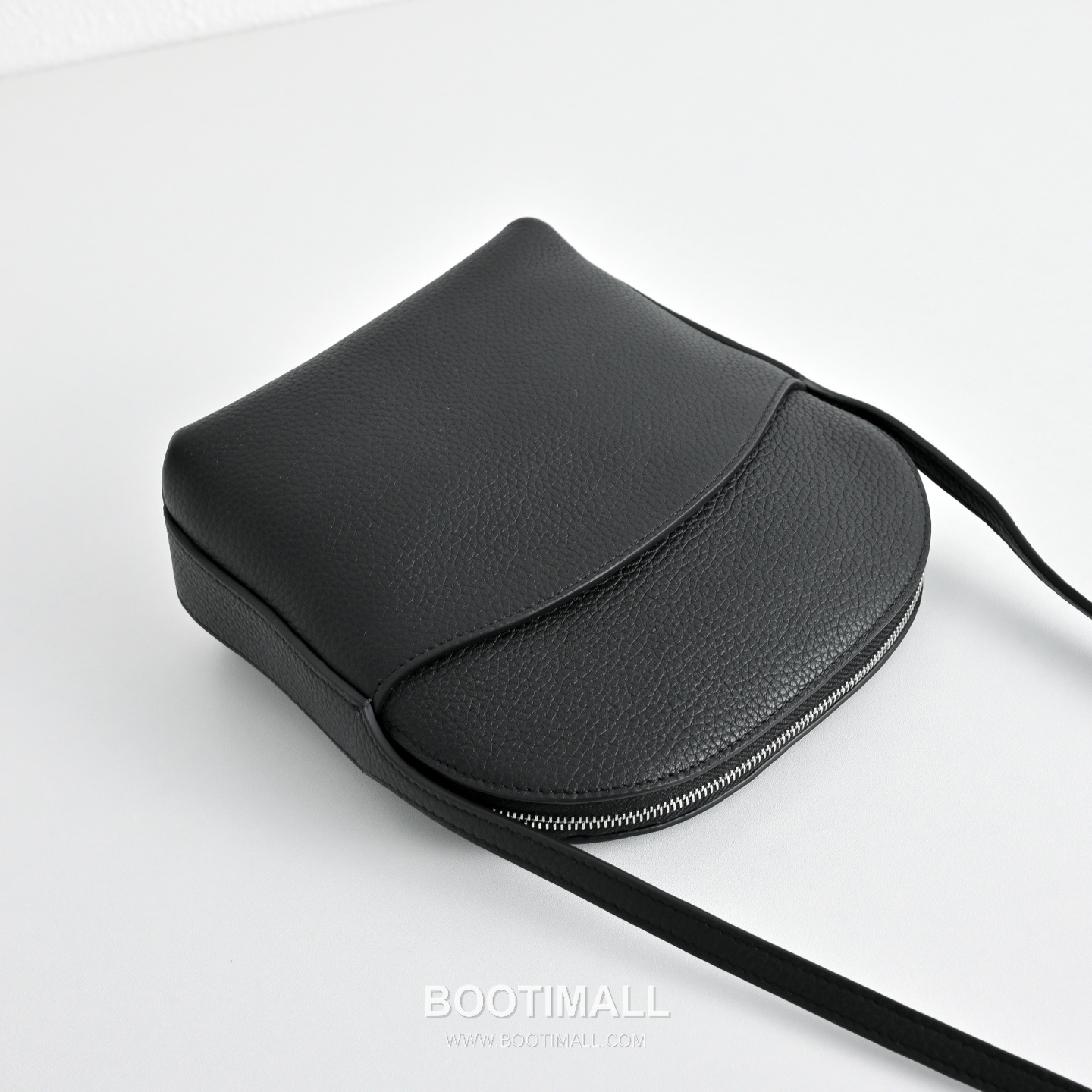 The Row N/S Annie Calfskin Crossbody Bag with Adjustable Strap Detail 더로우 N/S 애니 카프스킨 조절 스트랩 크로스백 13.5cm 4