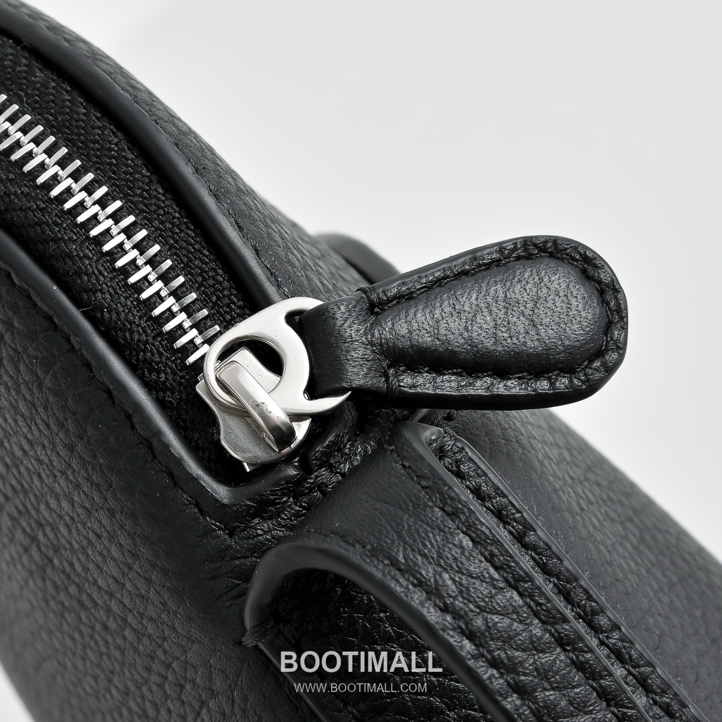 The Row N/S Annie Calfskin Crossbody Bag with Adjustable Strap Detail 더로우 N/S 애니 카프스킨 조절 스트랩 크로스백 13.5cm 5