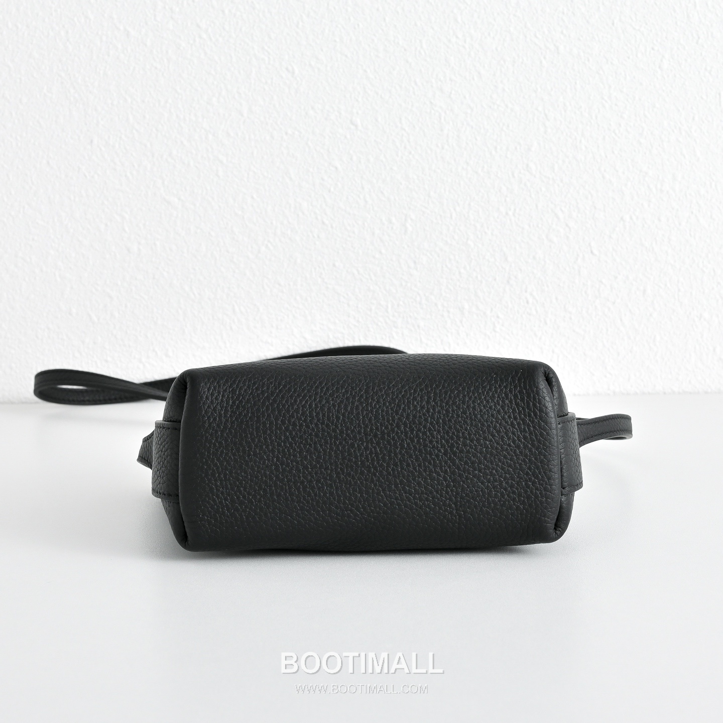 The Row N/S Annie Calfskin Crossbody Bag with Adjustable Strap Detail 더로우 N/S 애니 카프스킨 조절 스트랩 크로스백 13.5cm 9