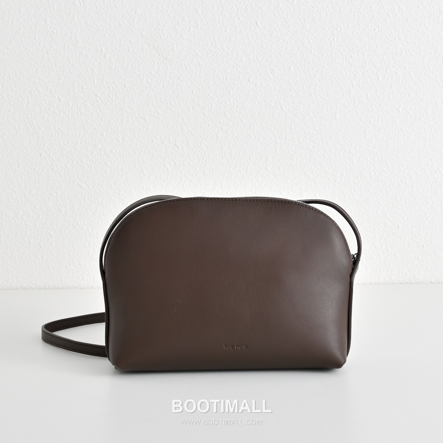 The Row N/S Annie Calfskin Crossbody Bag with Adjustable Strap Detail 더로우 N/S 애니 카프스킨 조절 스트랩 크로스백 18.5cm 1