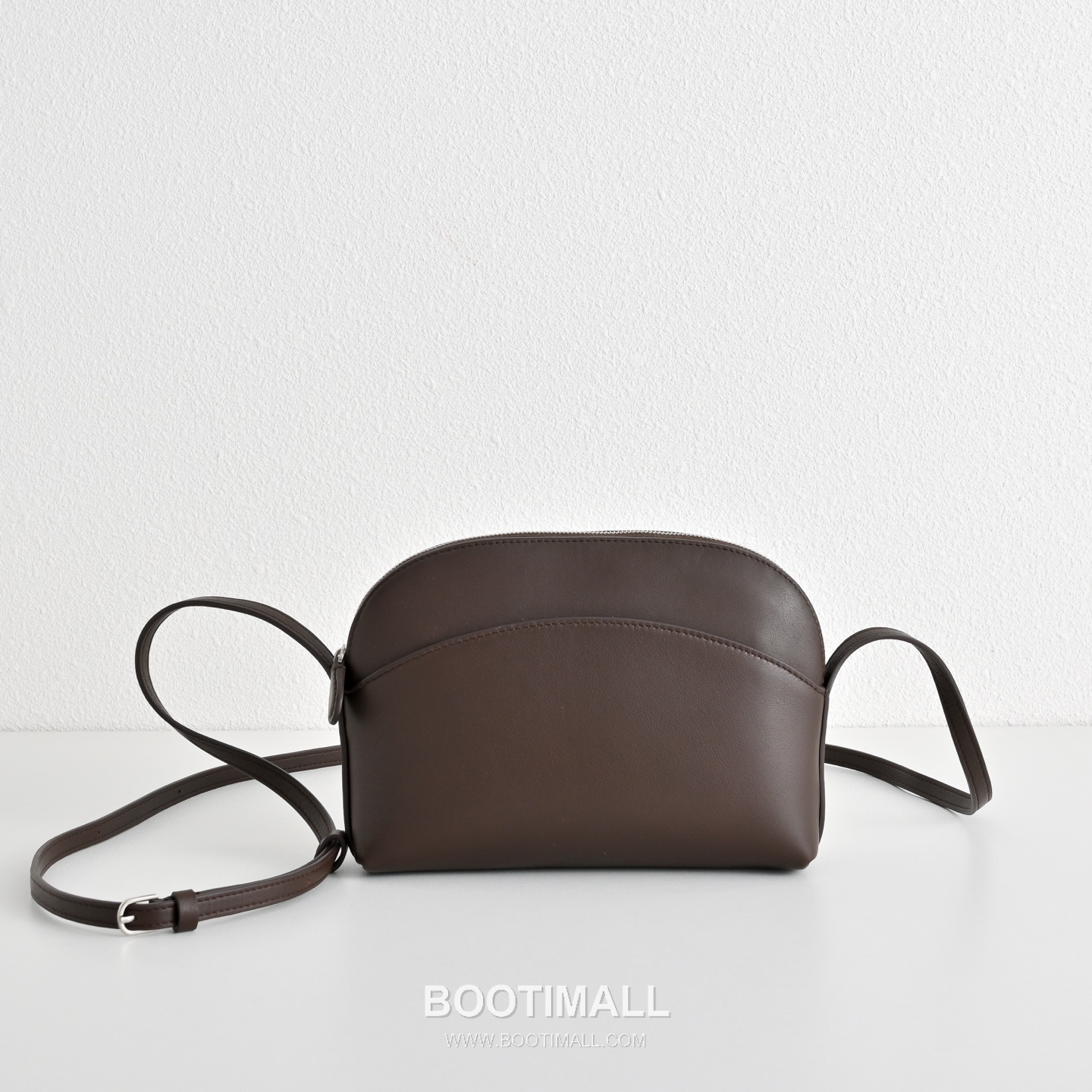 The Row N/S Annie Calfskin Crossbody Bag with Adjustable Strap Detail 더로우 N/S 애니 카프스킨 조절 스트랩 크로스백 18.5cm 2