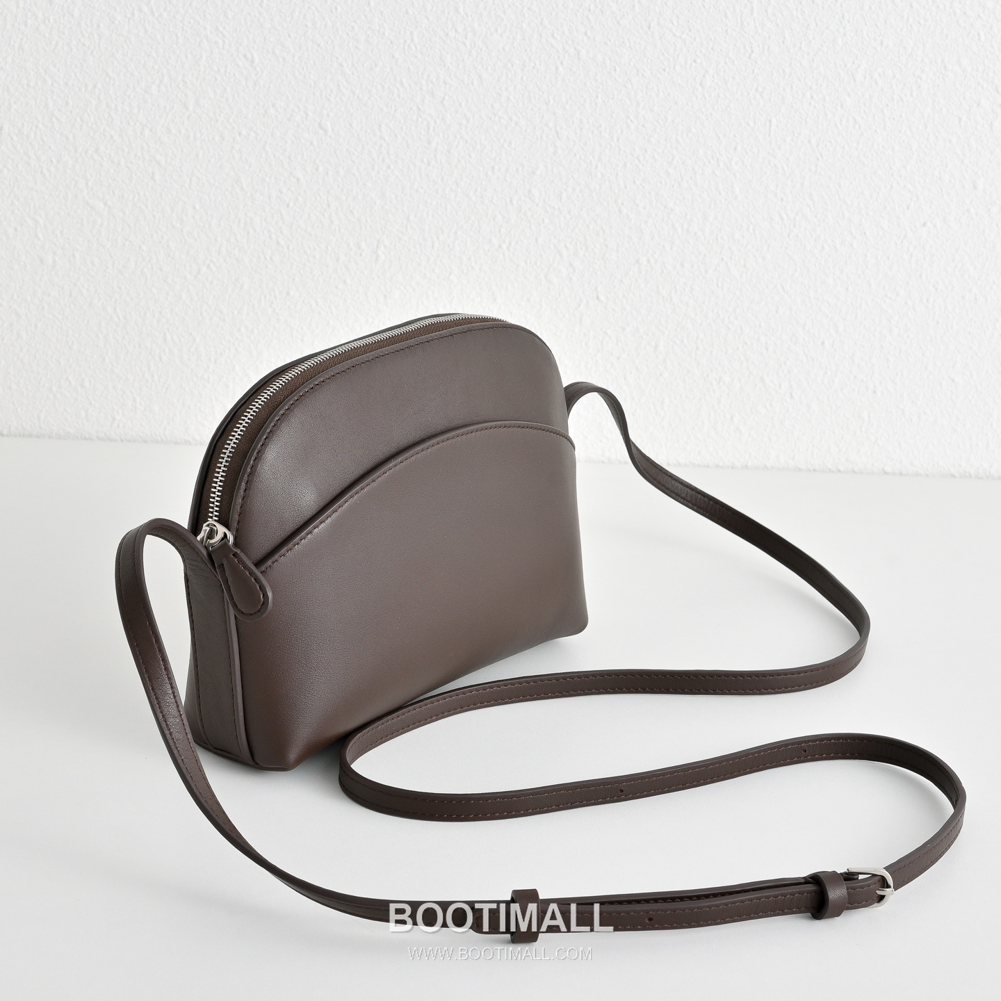 The Row N/S Annie Calfskin Crossbody Bag with Adjustable Strap Detail 더로우 N/S 애니 카프스킨 조절 스트랩 크로스백 18.5cm 3