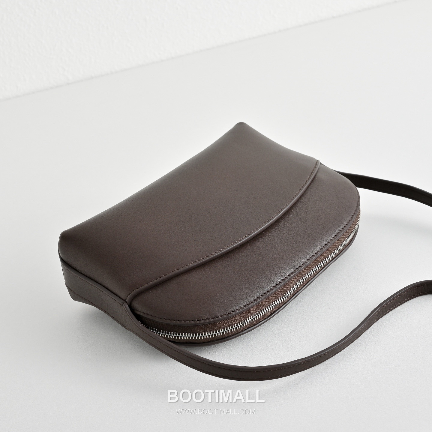 The Row N/S Annie Calfskin Crossbody Bag with Adjustable Strap Detail 더로우 N/S 애니 카프스킨 조절 스트랩 크로스백 18.5cm 4