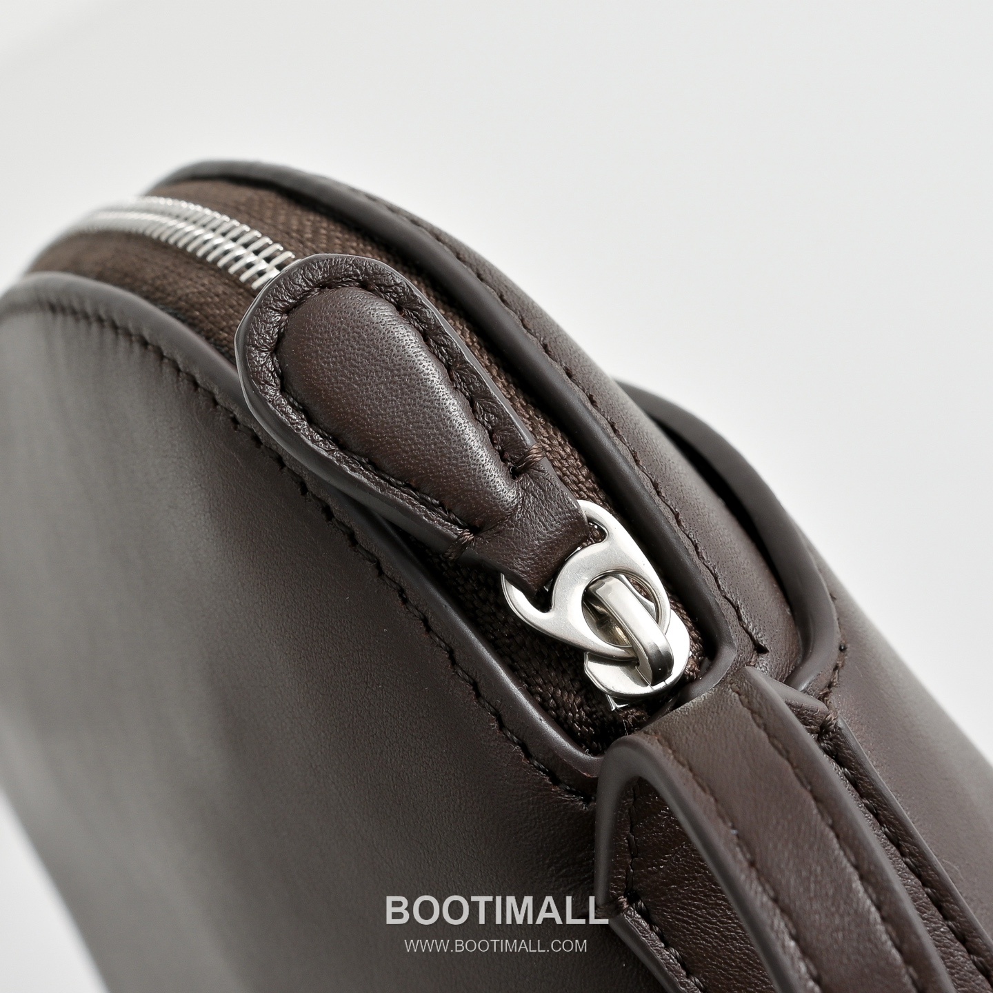 The Row N/S Annie Calfskin Crossbody Bag with Adjustable Strap Detail 더로우 N/S 애니 카프스킨 조절 스트랩 크로스백 18.5cm 5