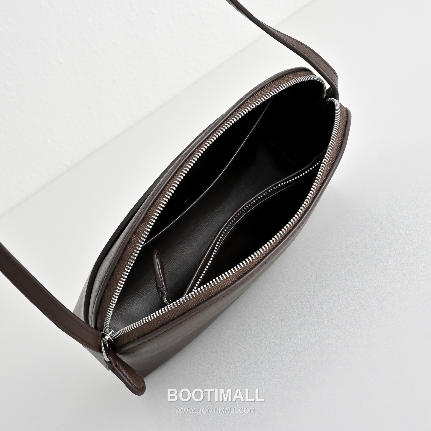 The Row N/S Annie Calfskin Crossbody Bag with Adjustable Strap Detail 더로우 N/S 애니 카프스킨 조절 스트랩 크로스백 18.5cm 6