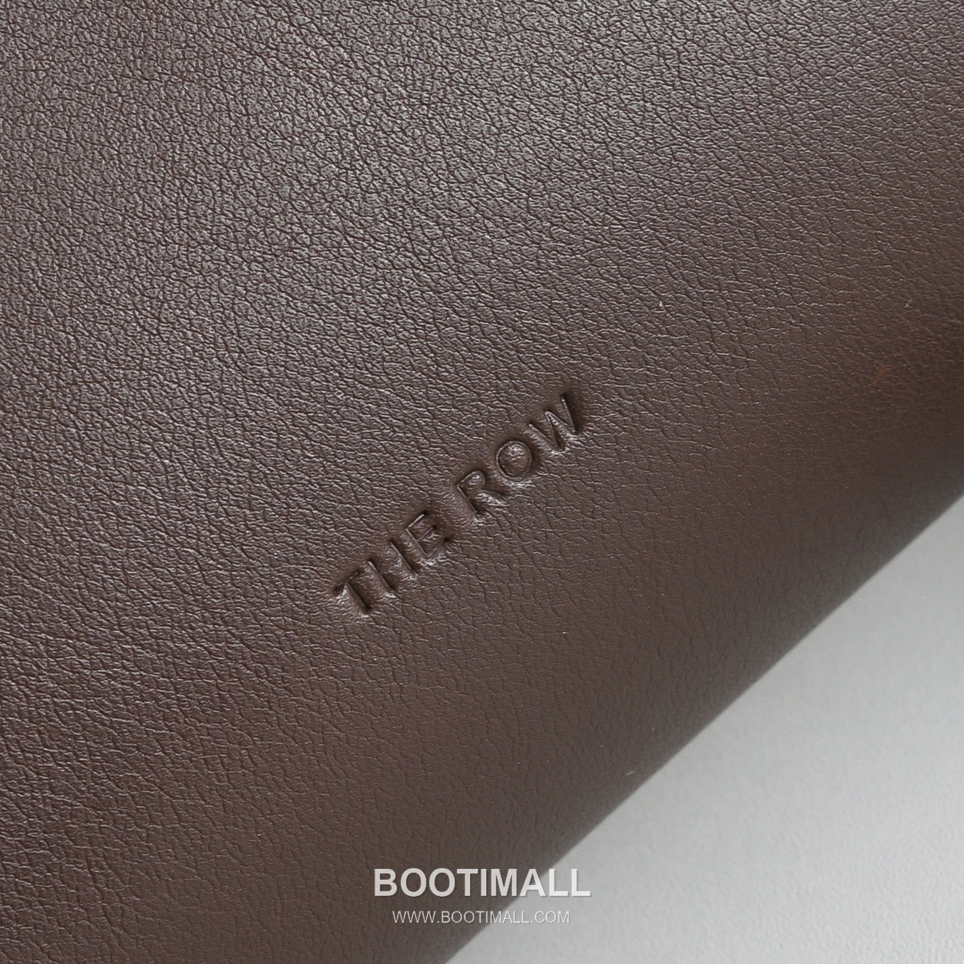 The Row N/S Annie Calfskin Crossbody Bag with Adjustable Strap Detail 더로우 N/S 애니 카프스킨 조절 스트랩 크로스백 18.5cm 8
