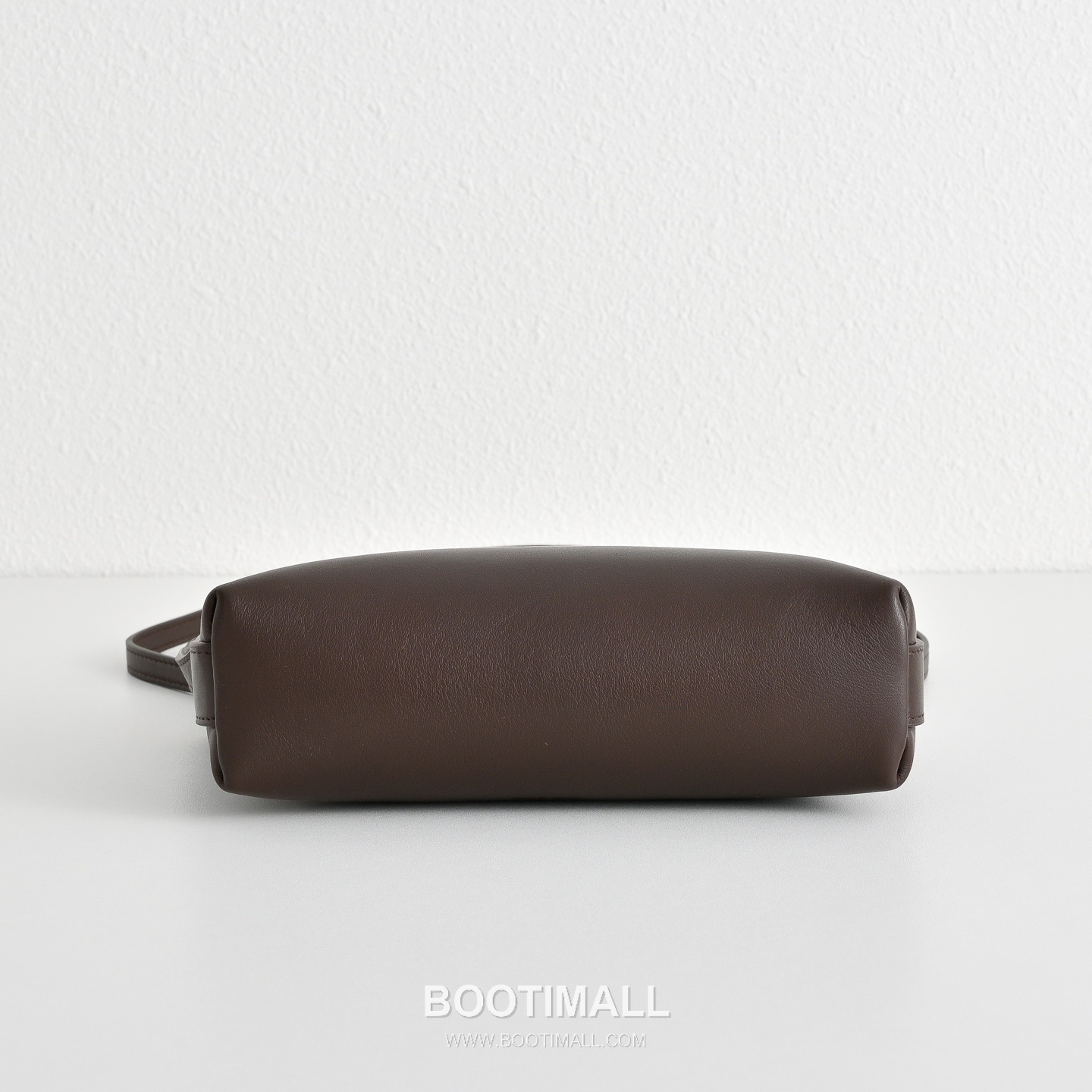 The Row N/S Annie Calfskin Crossbody Bag with Adjustable Strap Detail 더로우 N/S 애니 카프스킨 조절 스트랩 크로스백 18.5cm 9