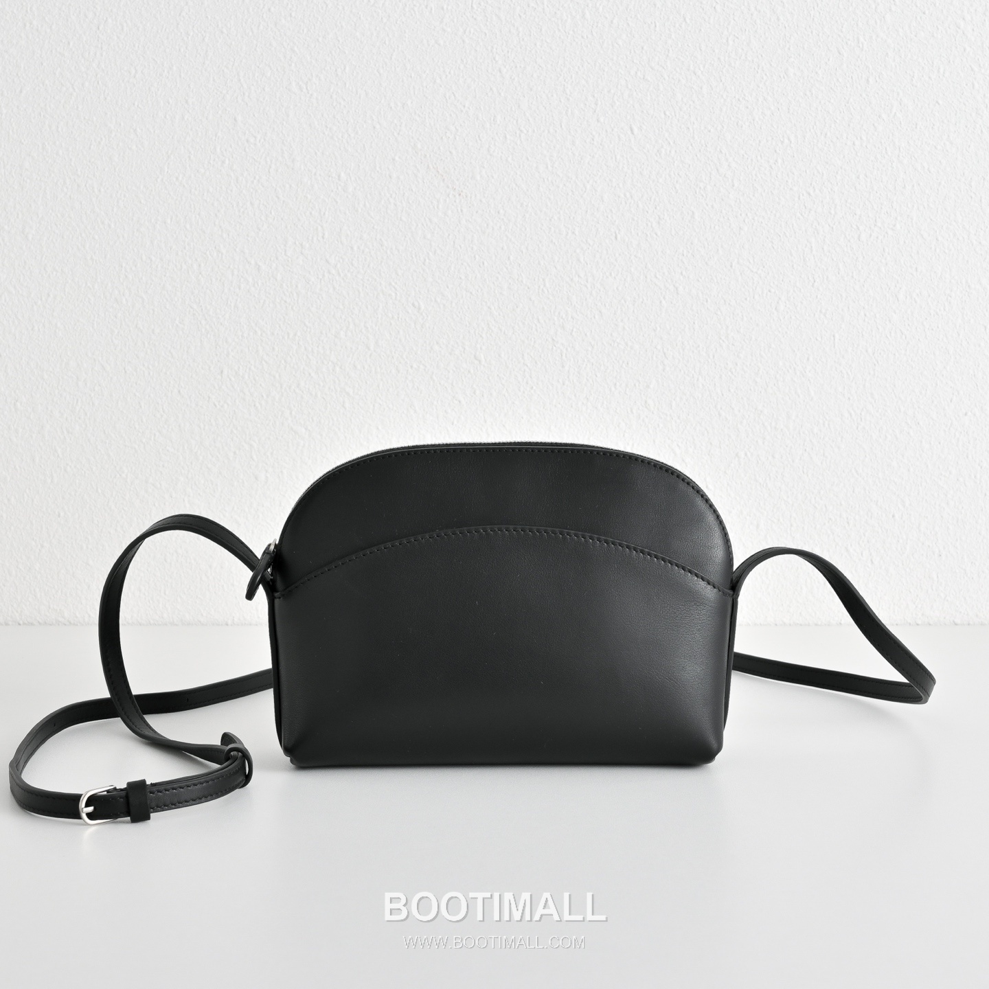 The Row N/S Annie Calfskin Crossbody Bag with Adjustable Strap Detail 더로우 N/S 애니 카프스킨 조절 스트랩 크로스백 18.5cm 1