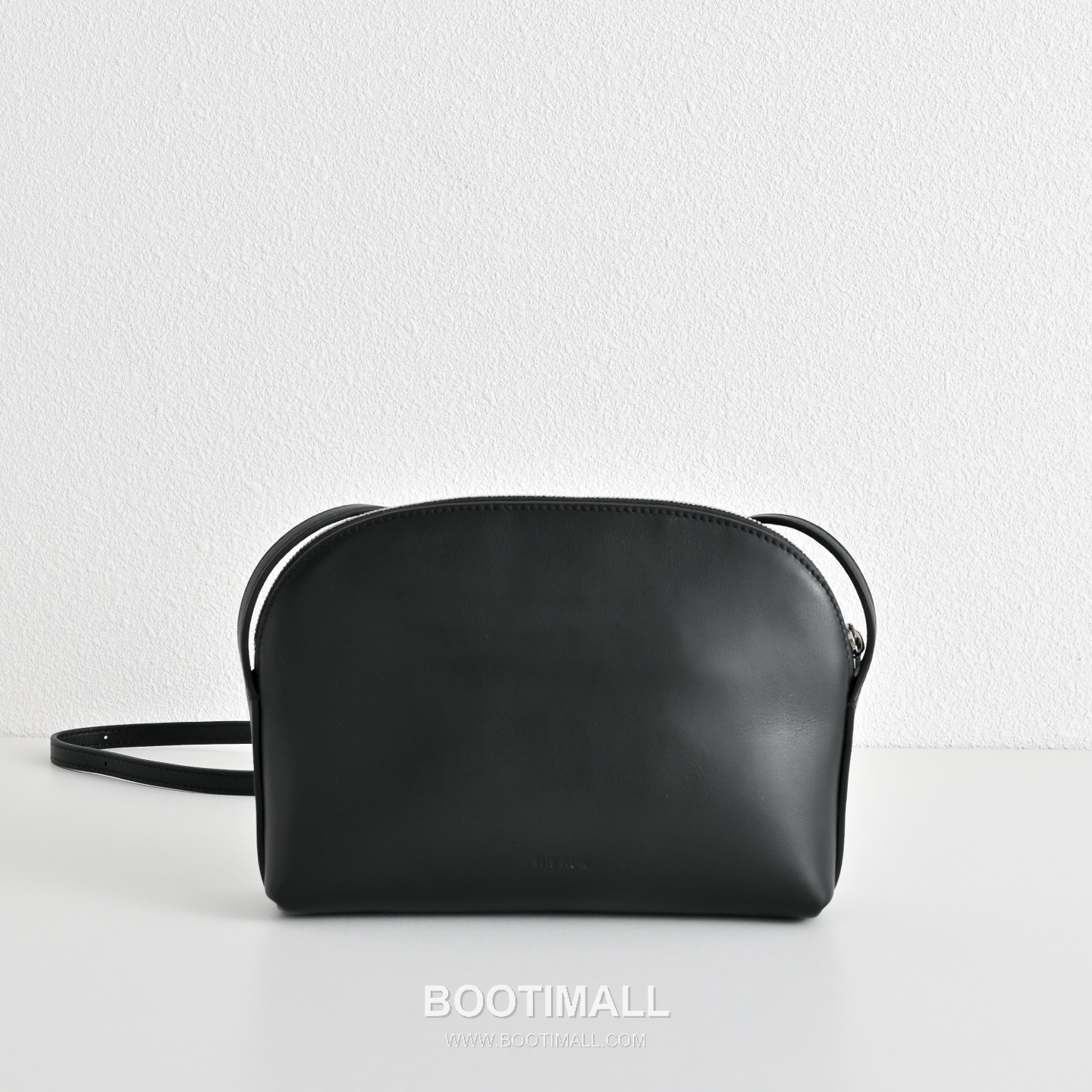 The Row N/S Annie Calfskin Crossbody Bag with Adjustable Strap Detail 더로우 N/S 애니 카프스킨 조절 스트랩 크로스백 18.5cm 2