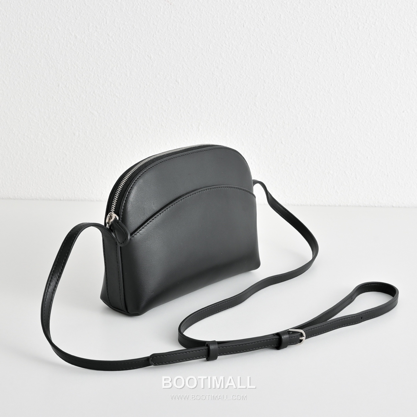 The Row N/S Annie Calfskin Crossbody Bag with Adjustable Strap Detail 더로우 N/S 애니 카프스킨 조절 스트랩 크로스백 18.5cm 3