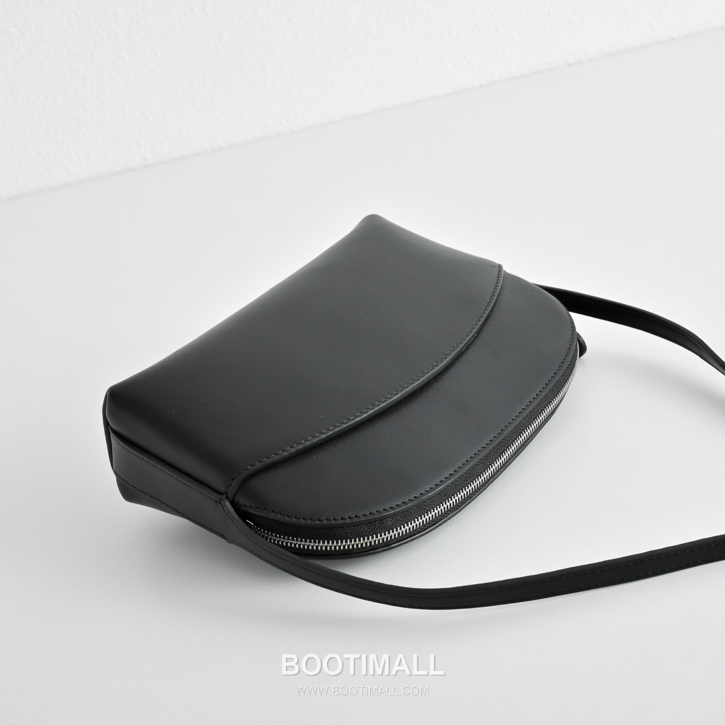 The Row N/S Annie Calfskin Crossbody Bag with Adjustable Strap Detail 더로우 N/S 애니 카프스킨 조절 스트랩 크로스백 18.5cm 4