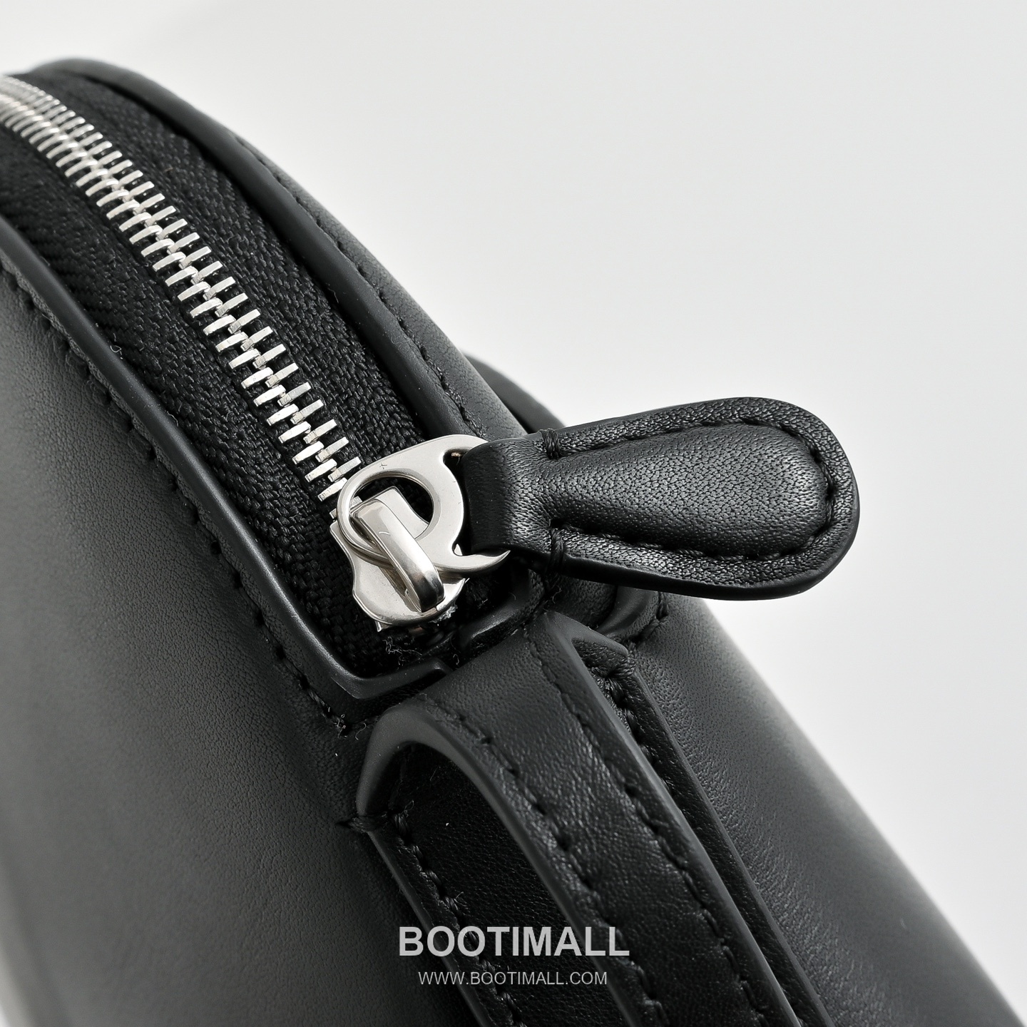 The Row N/S Annie Calfskin Crossbody Bag with Adjustable Strap Detail 더로우 N/S 애니 카프스킨 조절 스트랩 크로스백 18.5cm 5