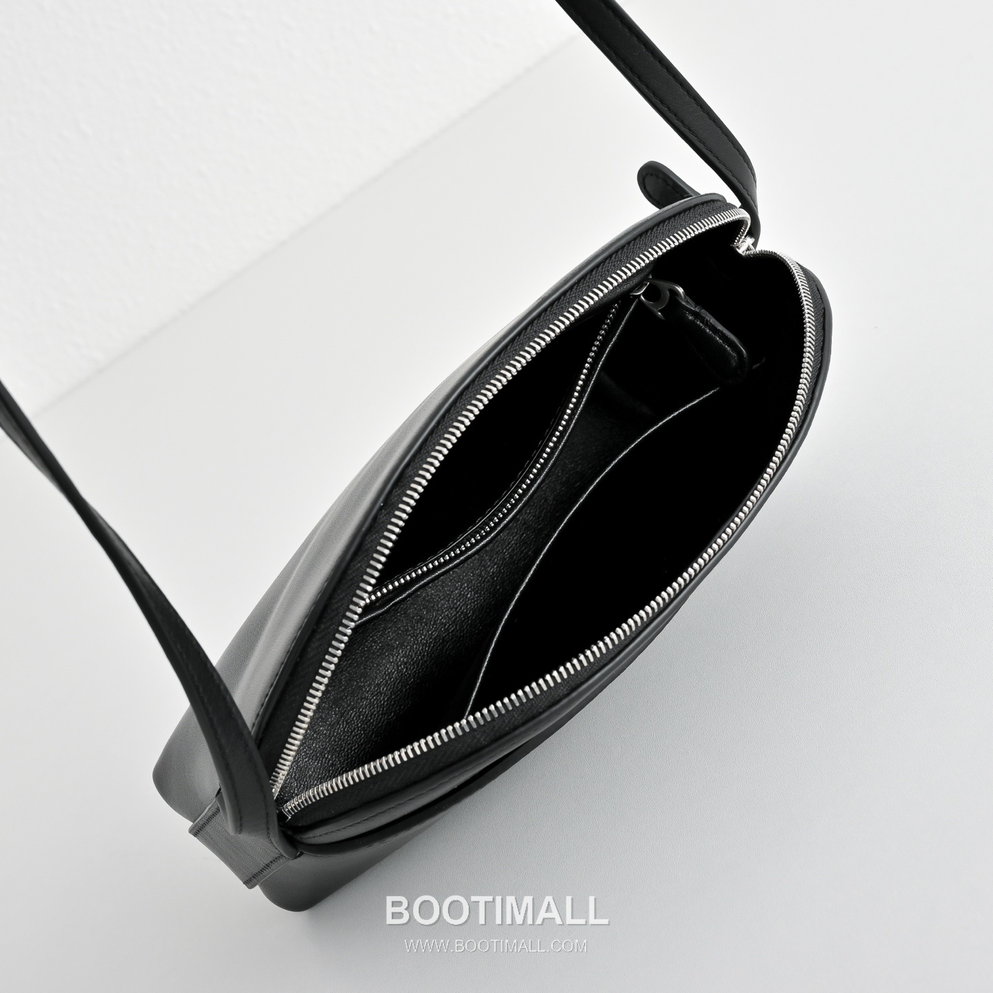 The Row N/S Annie Calfskin Crossbody Bag with Adjustable Strap Detail 더로우 N/S 애니 카프스킨 조절 스트랩 크로스백 18.5cm 6