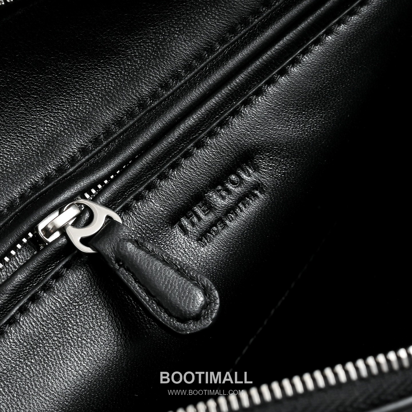 The Row N/S Annie Calfskin Crossbody Bag with Adjustable Strap Detail 더로우 N/S 애니 카프스킨 조절 스트랩 크로스백 18.5cm 7