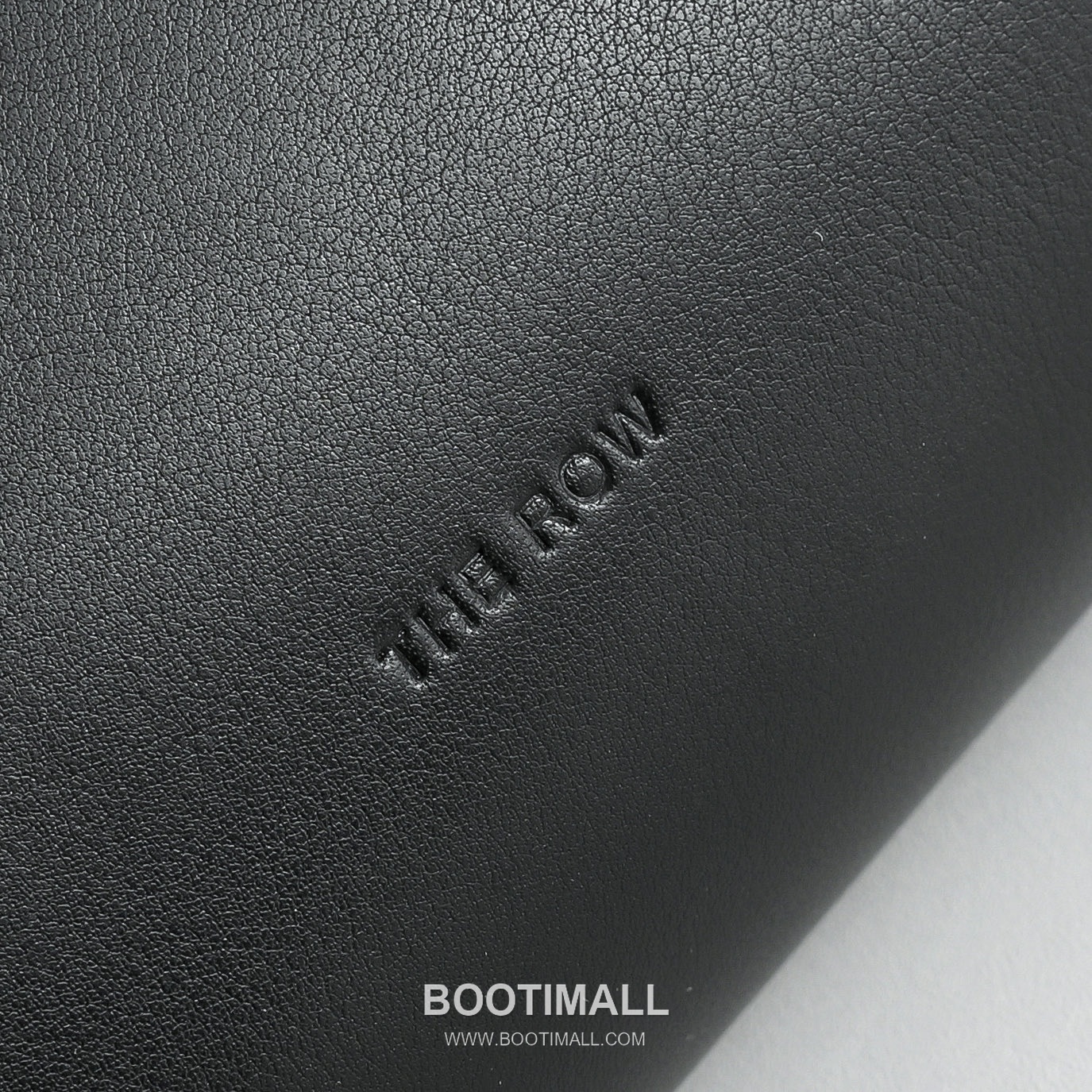 The Row N/S Annie Calfskin Crossbody Bag with Adjustable Strap Detail 더로우 N/S 애니 카프스킨 조절 스트랩 크로스백 18.5cm 8