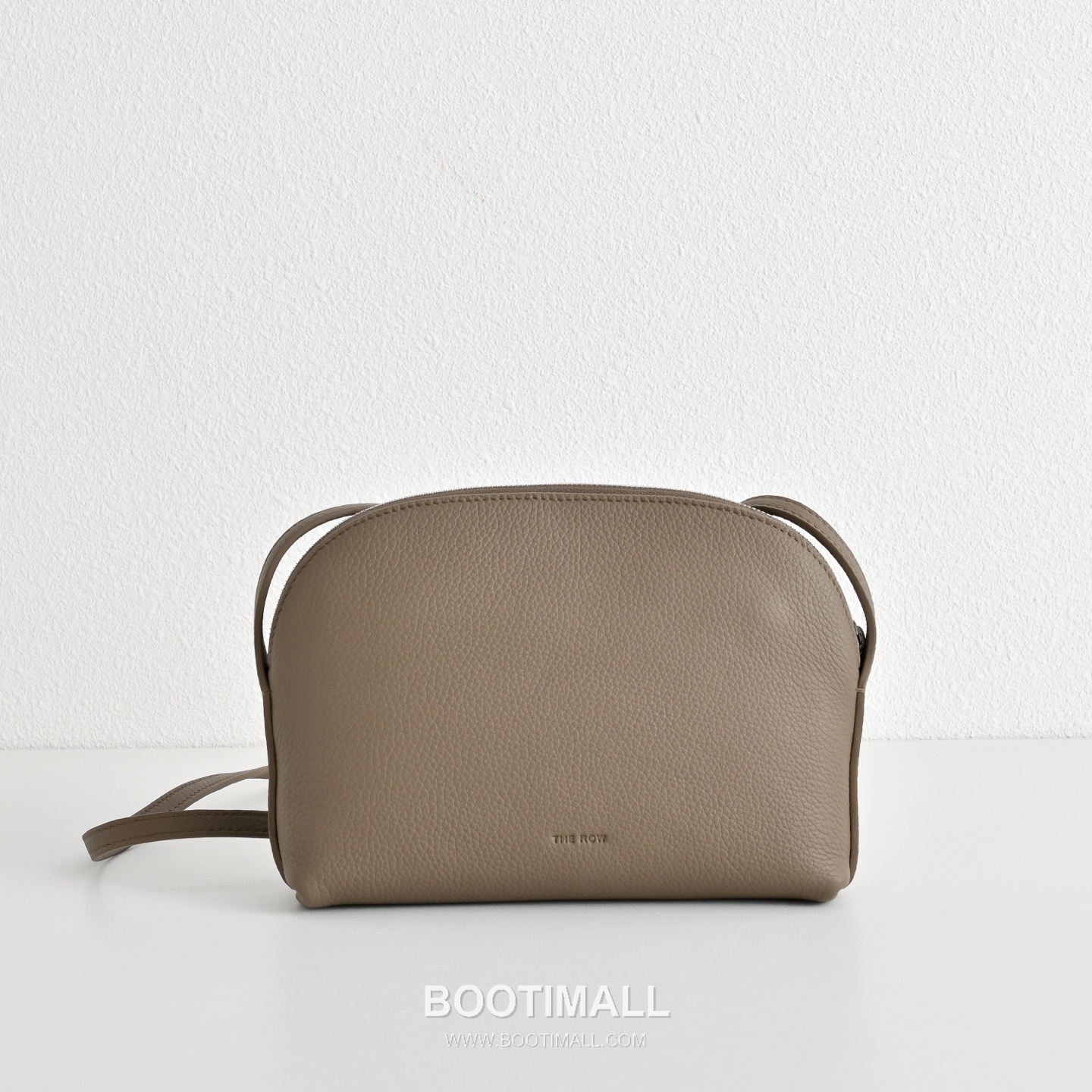 The Row N/S Annie Calfskin Crossbody Bag with Adjustable Strap Detail 더로우 N/S 애니 카프스킨 조절 스트랩 크로스백 18.5cm 1