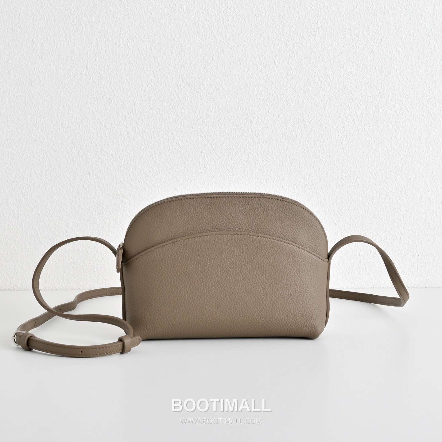 The Row N/S Annie Calfskin Crossbody Bag with Adjustable Strap Detail 더로우 N/S 애니 카프스킨 조절 스트랩 크로스백 18.5cm 2