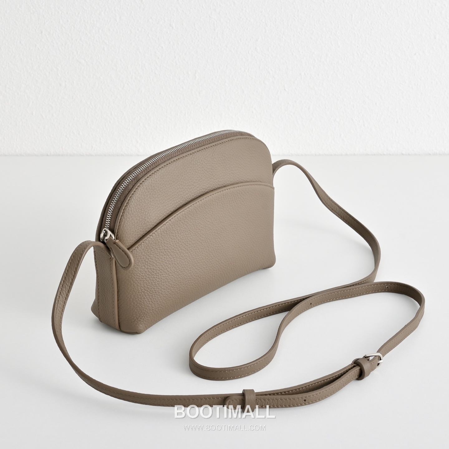 The Row N/S Annie Calfskin Crossbody Bag with Adjustable Strap Detail 더로우 N/S 애니 카프스킨 조절 스트랩 크로스백 18.5cm 3