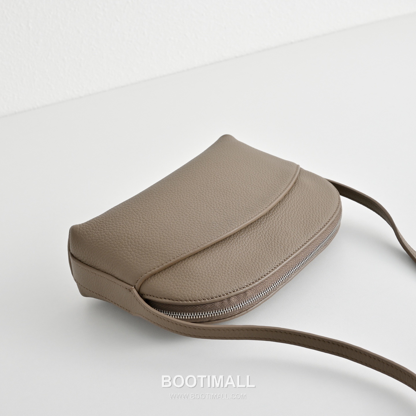 The Row N/S Annie Calfskin Crossbody Bag with Adjustable Strap Detail 더로우 N/S 애니 카프스킨 조절 스트랩 크로스백 18.5cm 4