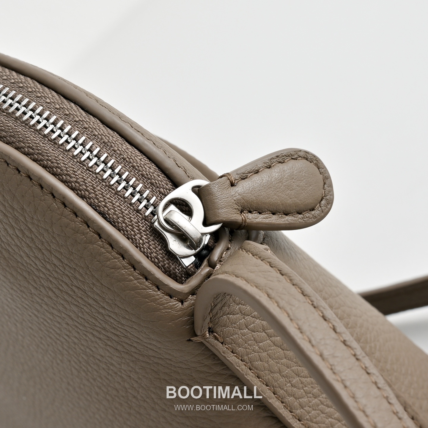 The Row N/S Annie Calfskin Crossbody Bag with Adjustable Strap Detail 더로우 N/S 애니 카프스킨 조절 스트랩 크로스백 18.5cm 5
