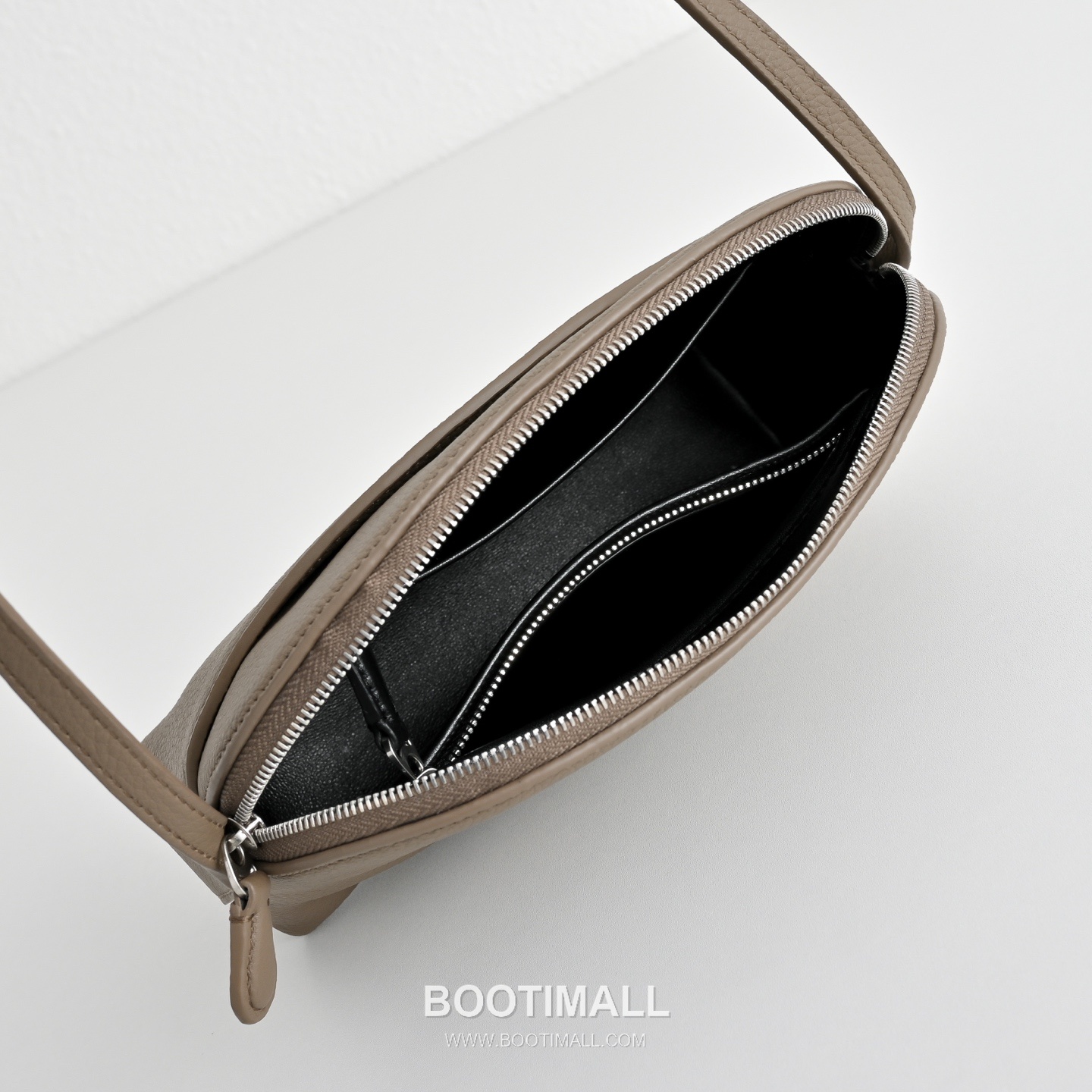 The Row N/S Annie Calfskin Crossbody Bag with Adjustable Strap Detail 더로우 N/S 애니 카프스킨 조절 스트랩 크로스백 18.5cm 6