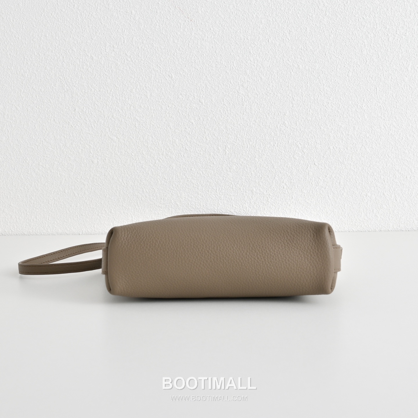 The Row N/S Annie Calfskin Crossbody Bag with Adjustable Strap Detail 더로우 N/S 애니 카프스킨 조절 스트랩 크로스백 18.5cm 9