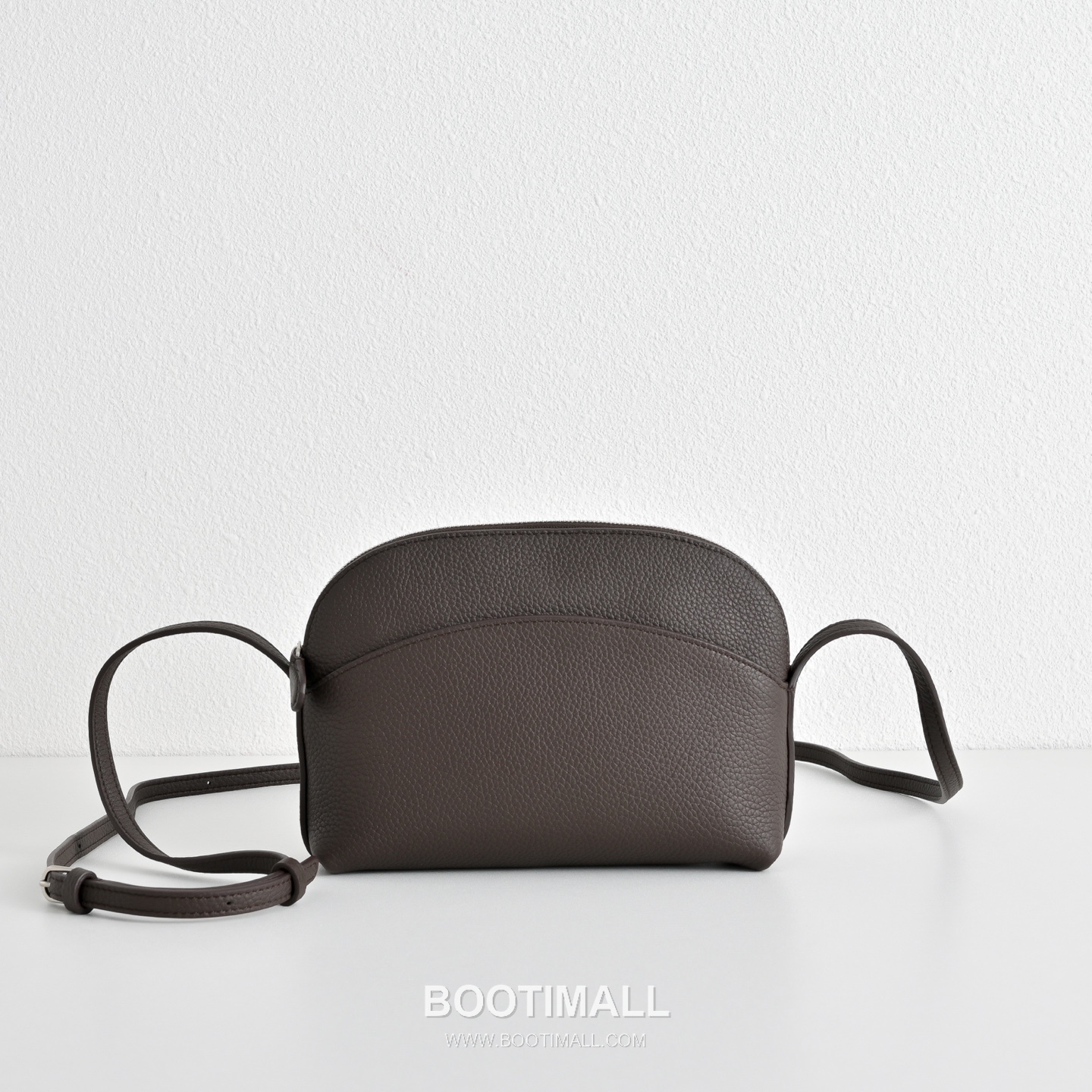 The Row N/S Annie Calfskin Crossbody Bag with Adjustable Strap Detail 더로우 N/S 애니 카프스킨 조절 스트랩 크로스백 18.5cm 2