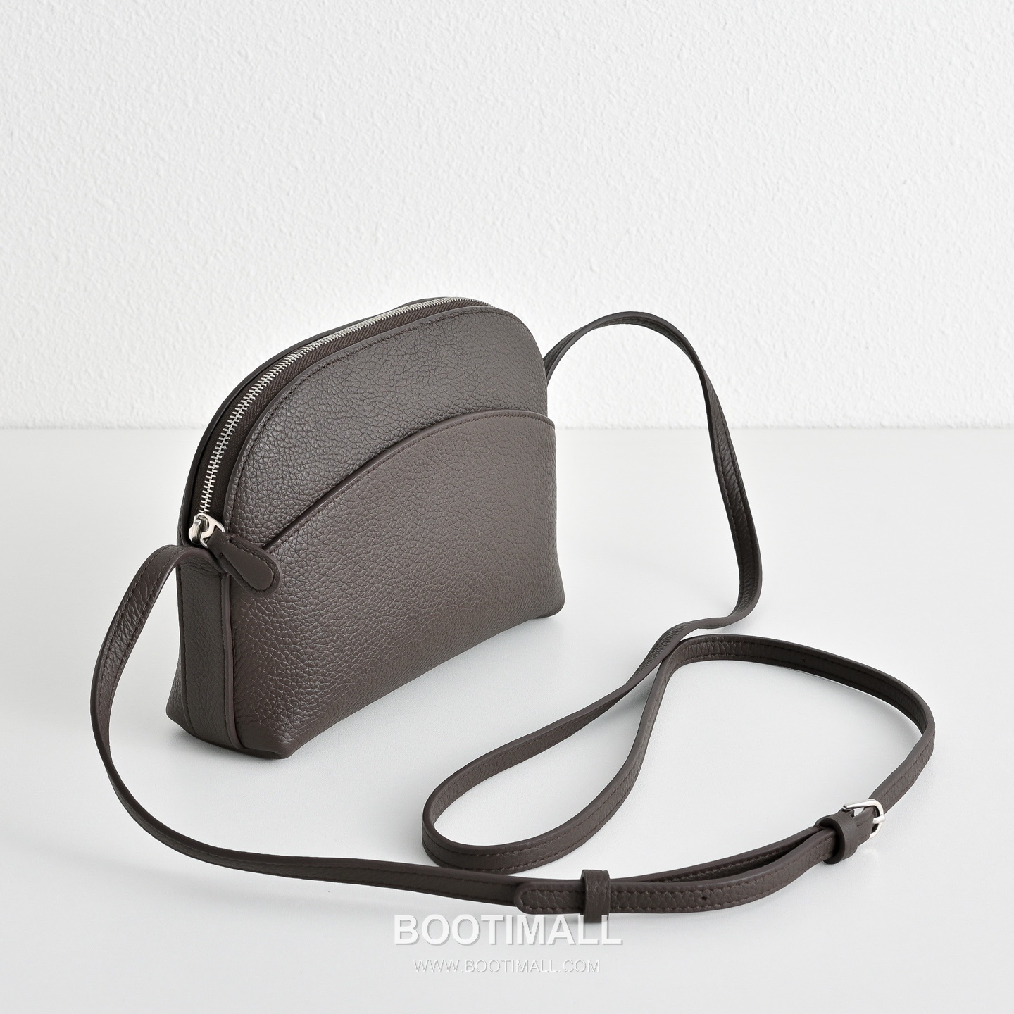 The Row N/S Annie Calfskin Crossbody Bag with Adjustable Strap Detail 더로우 N/S 애니 카프스킨 조절 스트랩 크로스백 18.5cm 3