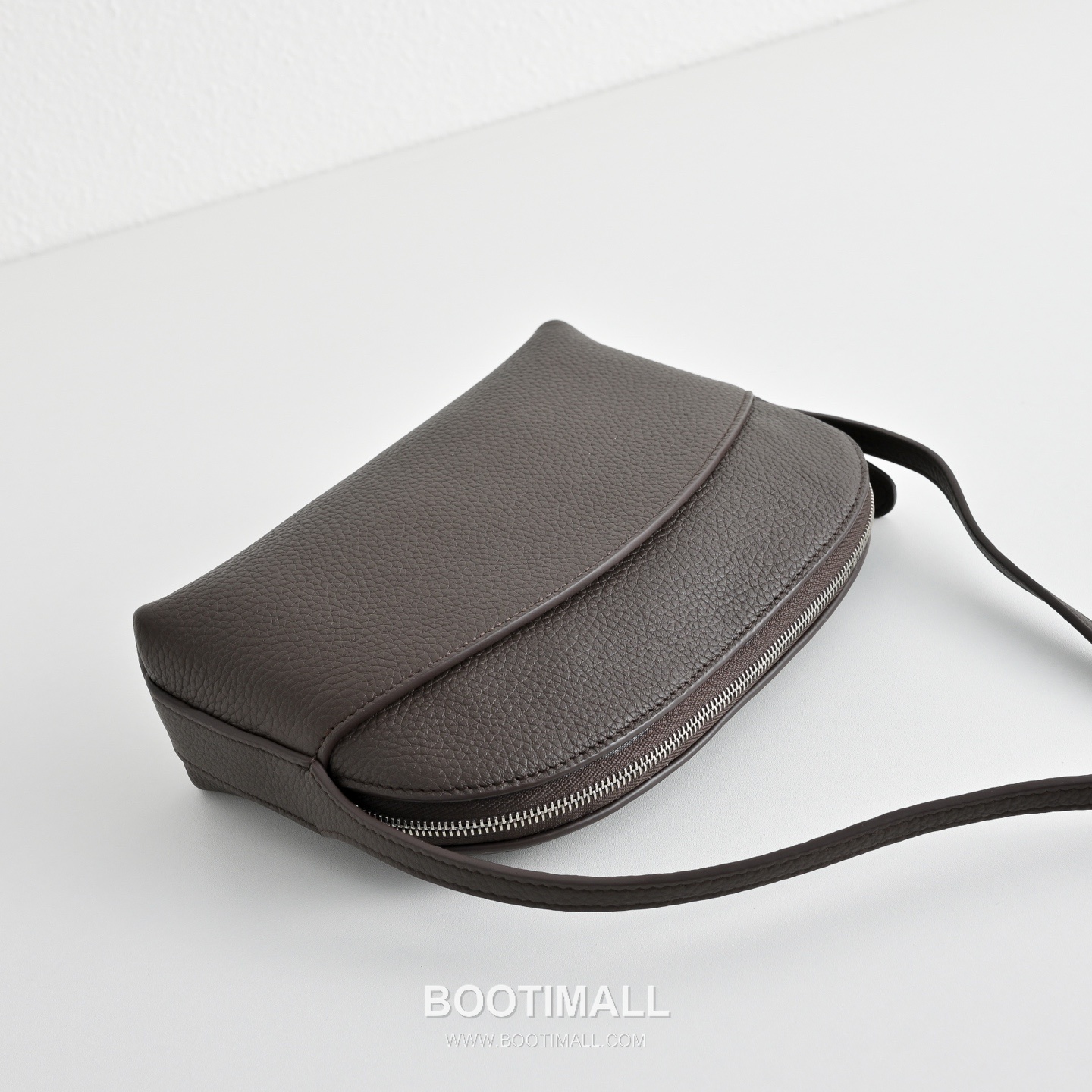 The Row N/S Annie Calfskin Crossbody Bag with Adjustable Strap Detail 더로우 N/S 애니 카프스킨 조절 스트랩 크로스백 18.5cm 4