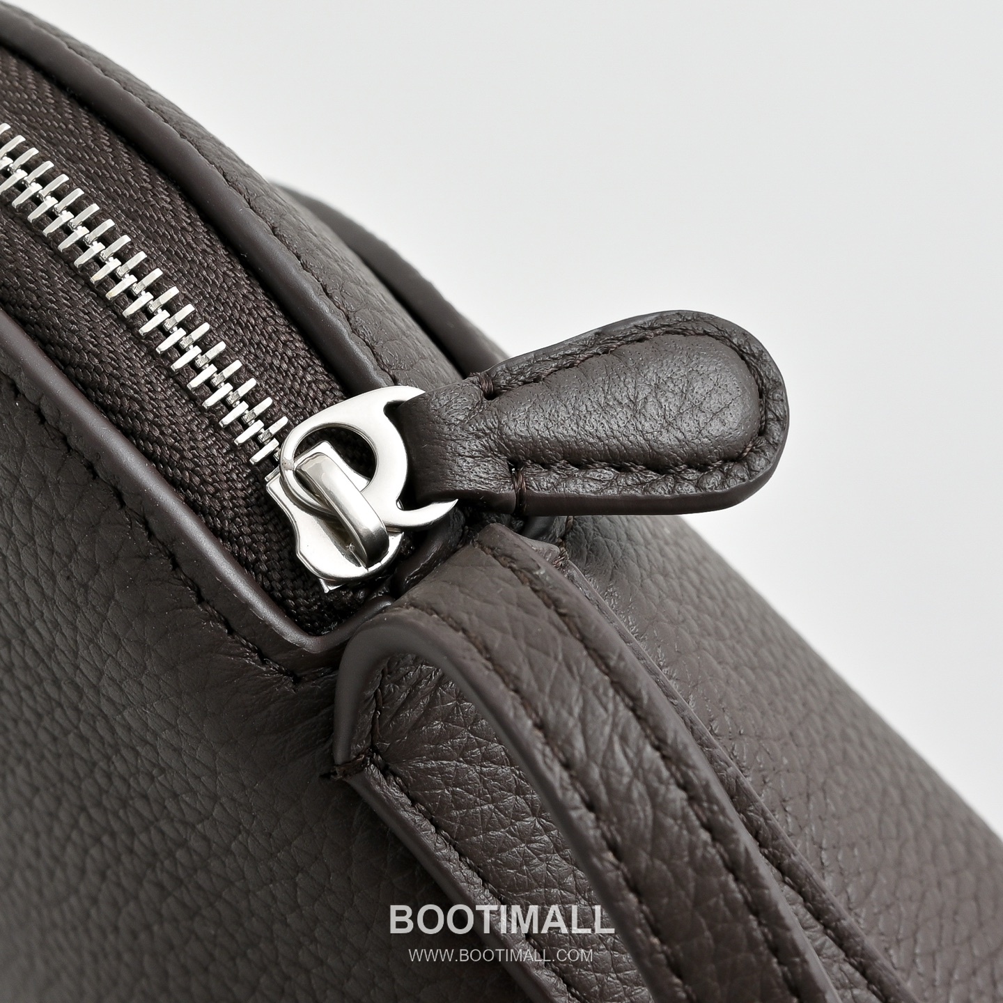 The Row N/S Annie Calfskin Crossbody Bag with Adjustable Strap Detail 더로우 N/S 애니 카프스킨 조절 스트랩 크로스백 18.5cm 5