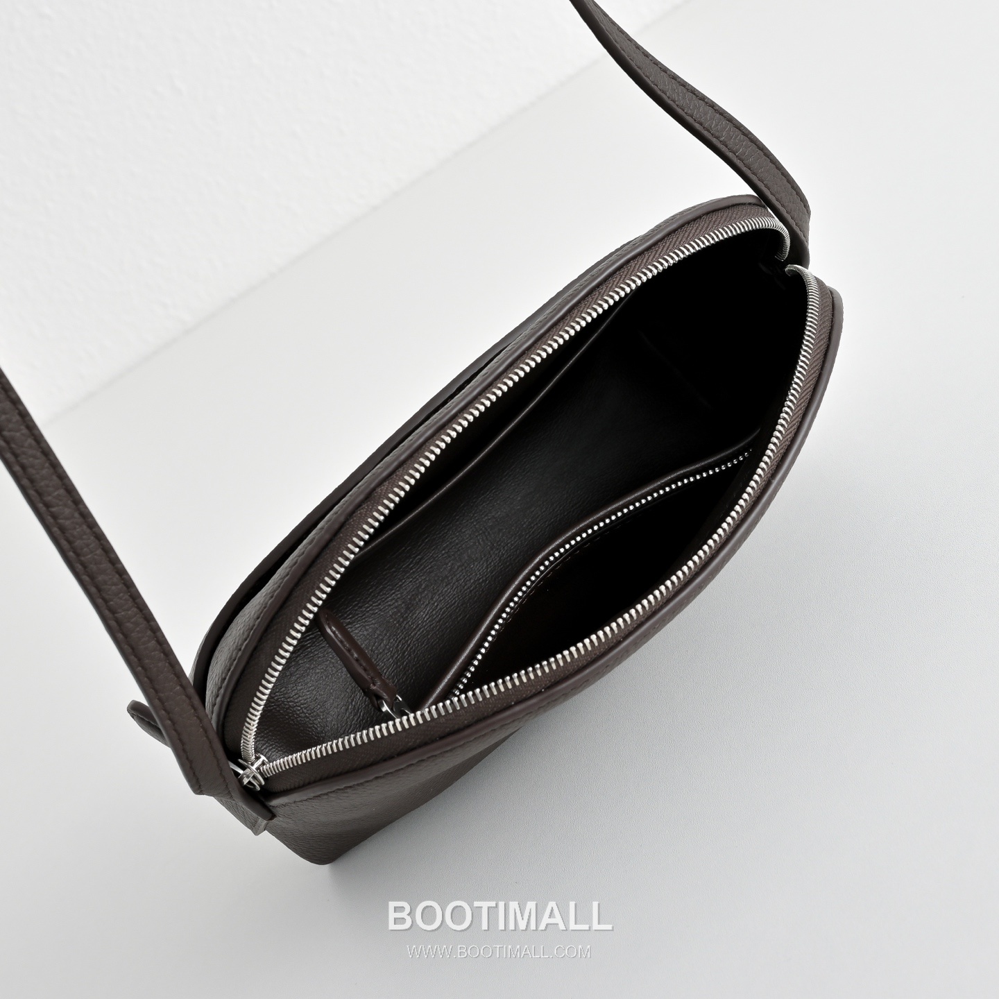 The Row N/S Annie Calfskin Crossbody Bag with Adjustable Strap Detail 더로우 N/S 애니 카프스킨 조절 스트랩 크로스백 18.5cm 6