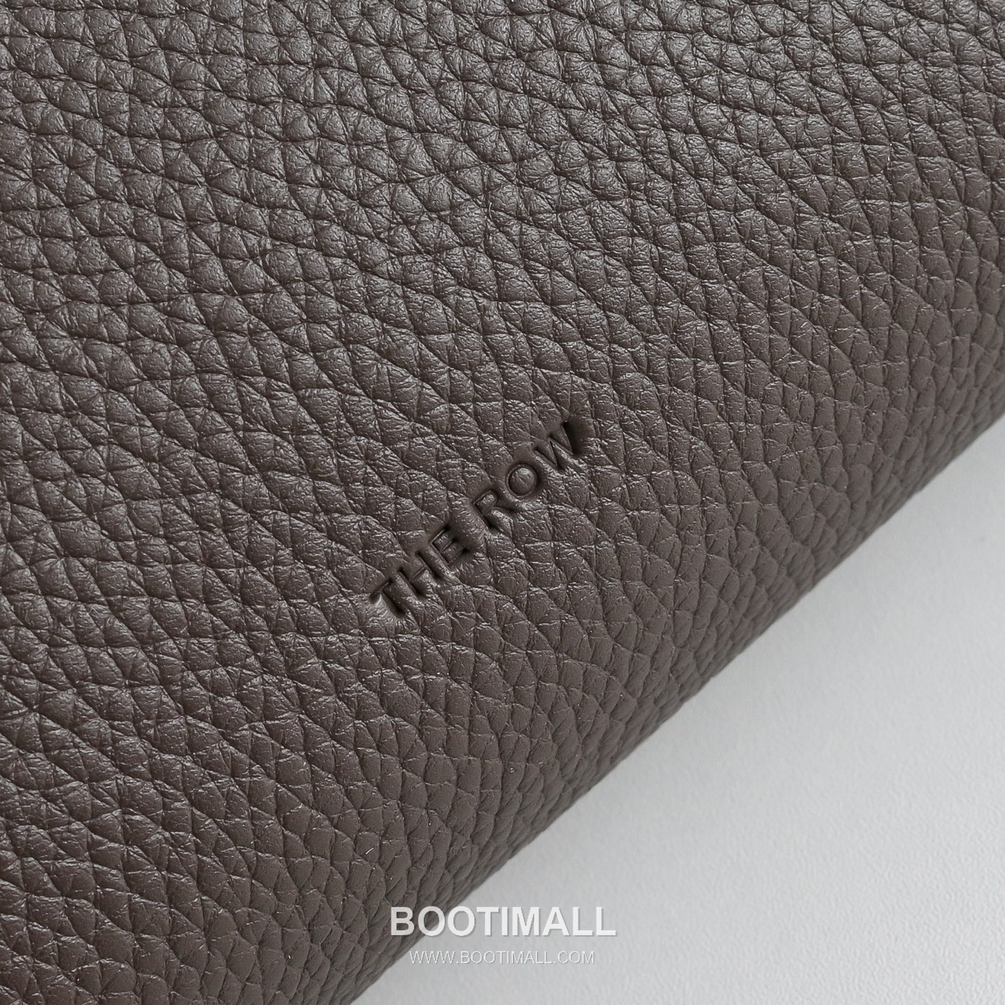 The Row N/S Annie Calfskin Crossbody Bag with Adjustable Strap Detail 더로우 N/S 애니 카프스킨 조절 스트랩 크로스백 18.5cm 8