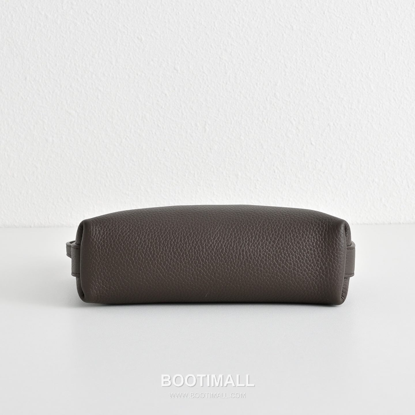 The Row N/S Annie Calfskin Crossbody Bag with Adjustable Strap Detail 더로우 N/S 애니 카프스킨 조절 스트랩 크로스백 18.5cm 9