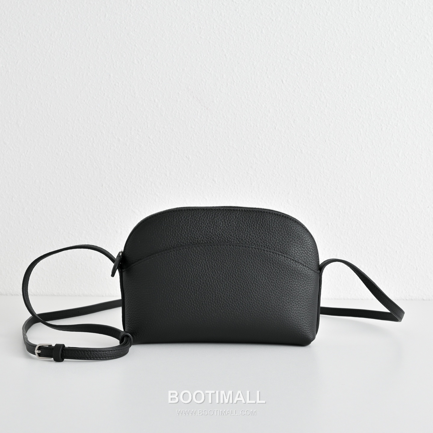 The Row N/S Annie Calfskin Crossbody Bag with Adjustable Strap Detail 더로우 N/S 애니 카프스킨 조절 스트랩 크로스백 18.5cm 1