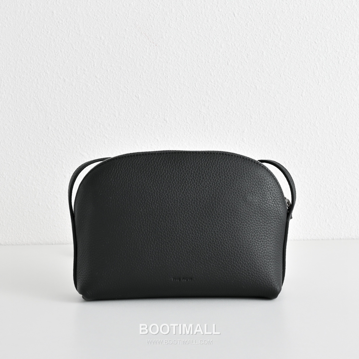 The Row N/S Annie Calfskin Crossbody Bag with Adjustable Strap Detail 더로우 N/S 애니 카프스킨 조절 스트랩 크로스백 18.5cm 2