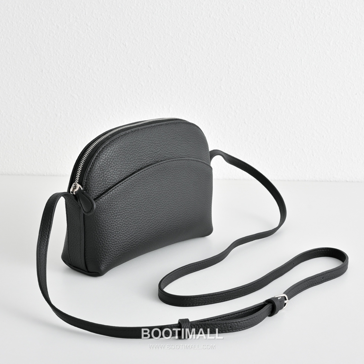 The Row N/S Annie Calfskin Crossbody Bag with Adjustable Strap Detail 더로우 N/S 애니 카프스킨 조절 스트랩 크로스백 18.5cm 3