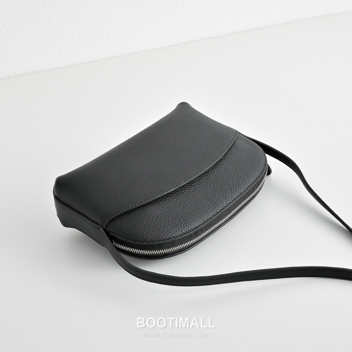 The Row N/S Annie Calfskin Crossbody Bag with Adjustable Strap Detail 더로우 N/S 애니 카프스킨 조절 스트랩 크로스백 18.5cm 4