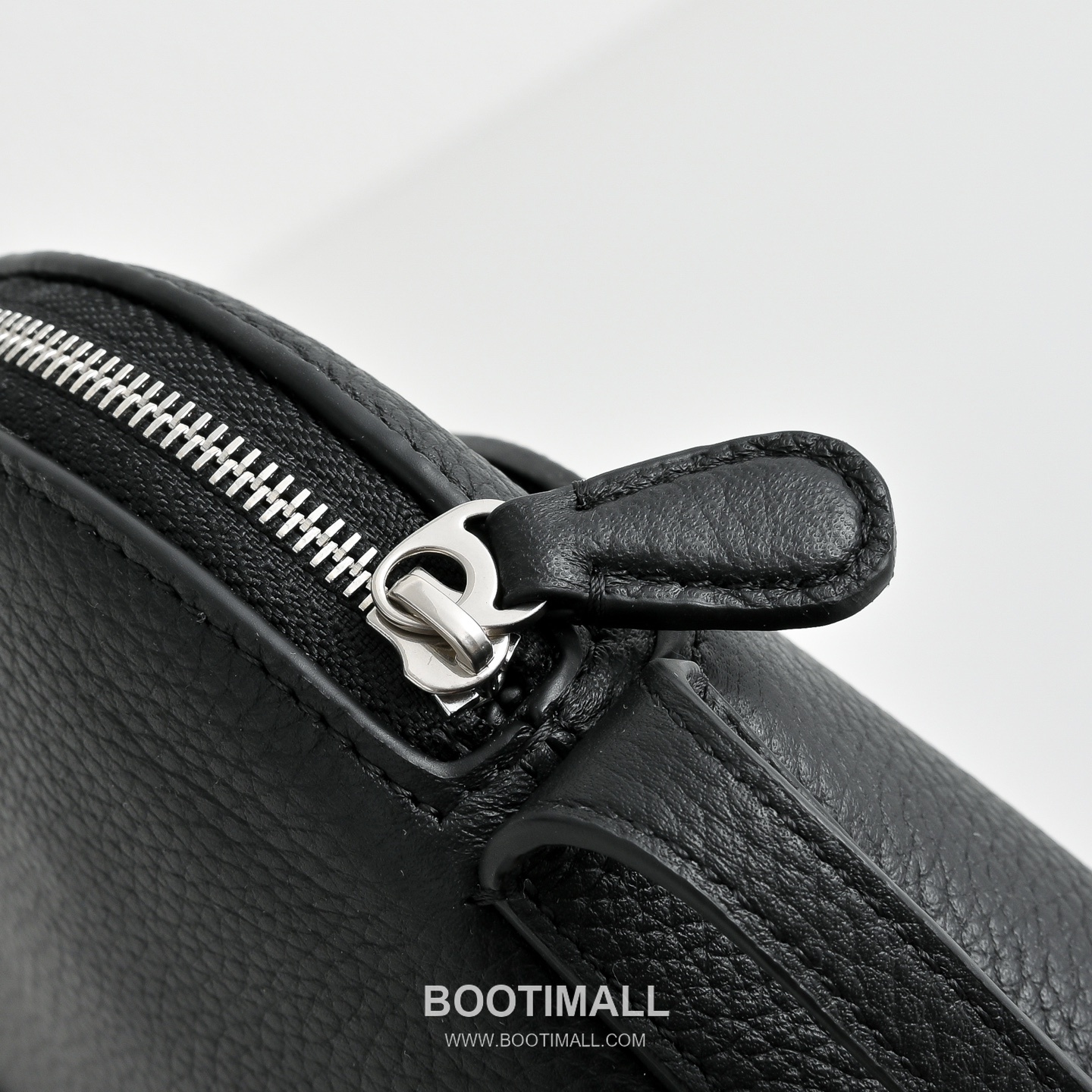 The Row N/S Annie Calfskin Crossbody Bag with Adjustable Strap Detail 더로우 N/S 애니 카프스킨 조절 스트랩 크로스백 18.5cm 5