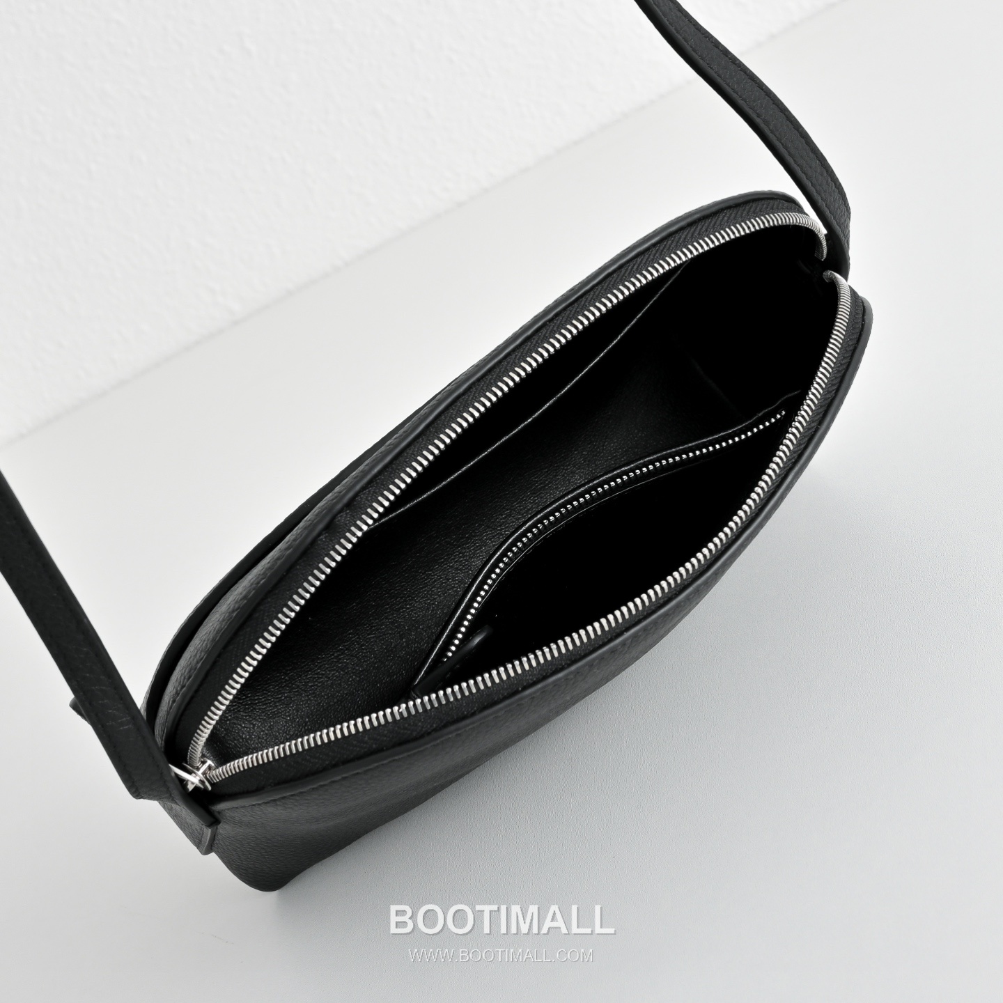 The Row N/S Annie Calfskin Crossbody Bag with Adjustable Strap Detail 더로우 N/S 애니 카프스킨 조절 스트랩 크로스백 18.5cm 6