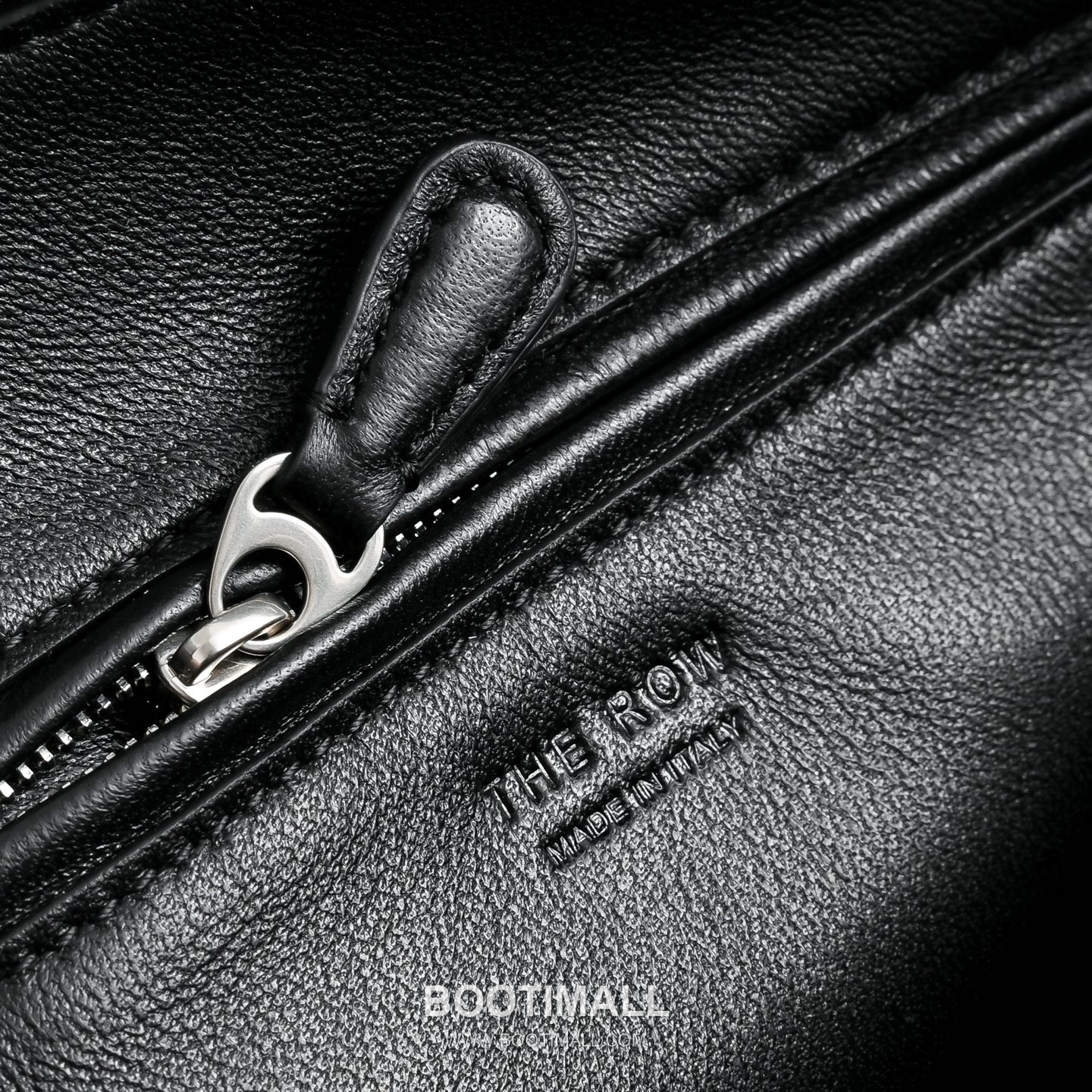 The Row N/S Annie Calfskin Crossbody Bag with Adjustable Strap Detail 더로우 N/S 애니 카프스킨 조절 스트랩 크로스백 18.5cm 7