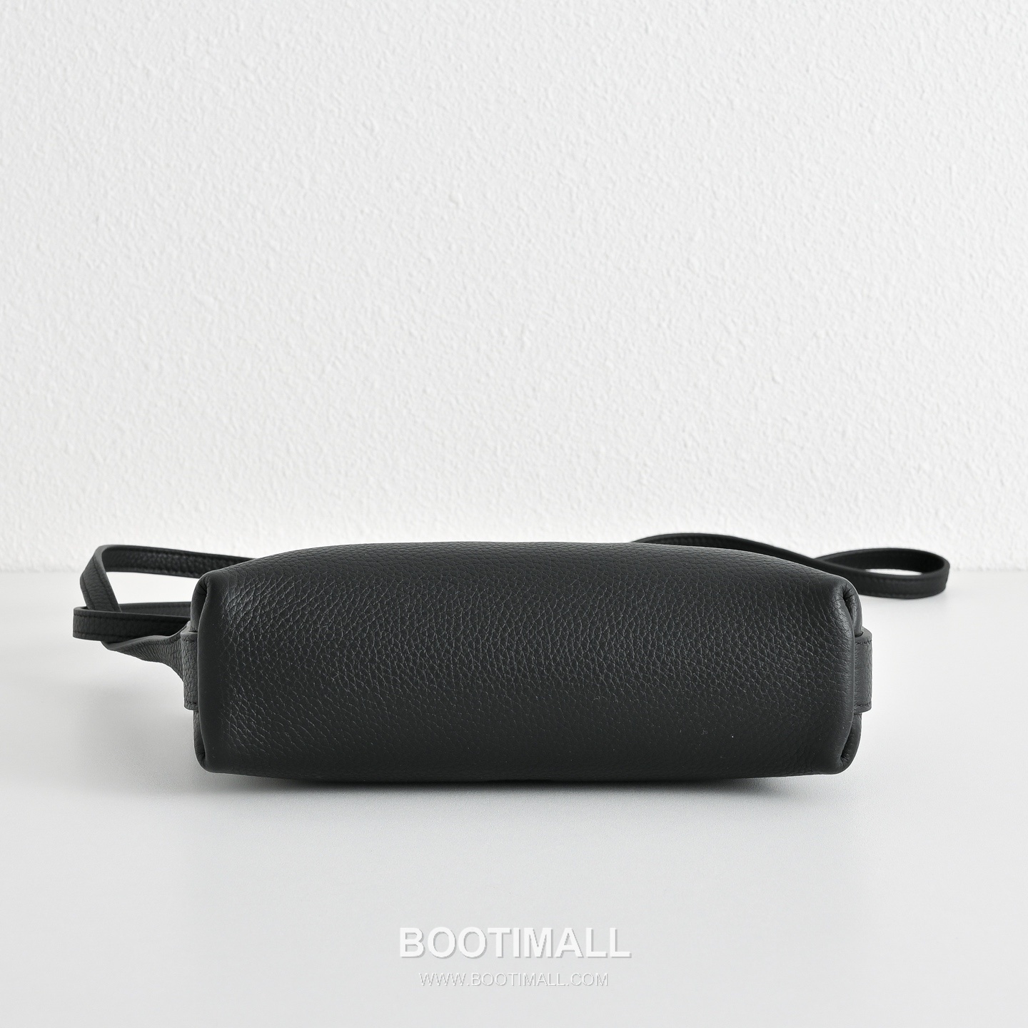 The Row N/S Annie Calfskin Crossbody Bag with Adjustable Strap Detail 더로우 N/S 애니 카프스킨 조절 스트랩 크로스백 18.5cm 9