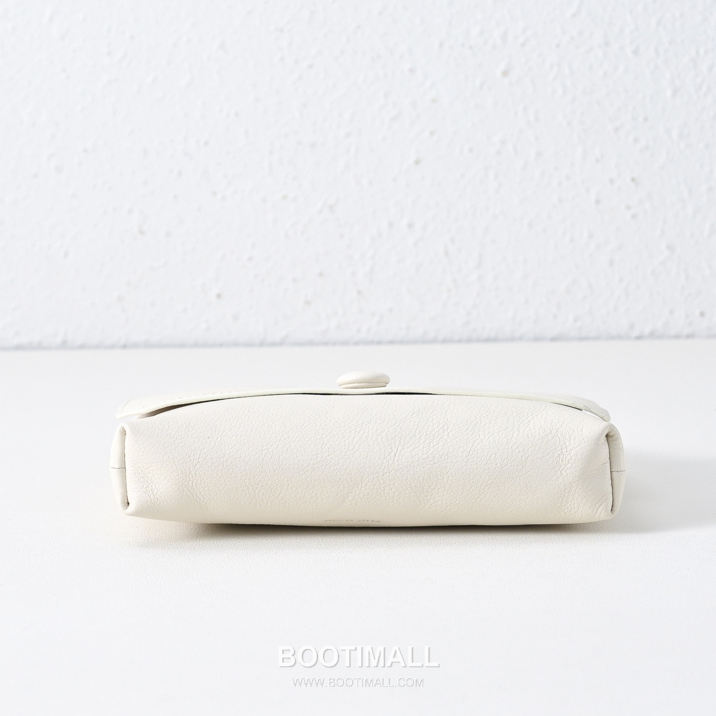 The Row Sally Calfskin Handbag with Button Closure Detail 더로우 샐리 카프스킨 버튼 클로저 핸드백 19cm 9