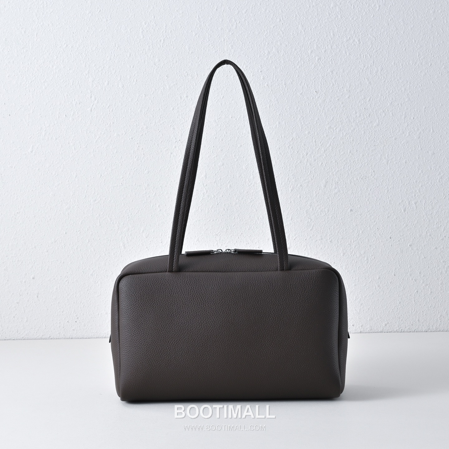 The Row Astra Pebbled Calfskin Bowling Bag with Long Handle Detail 더로우 아스트라 페블드 카프스킨 롱핸들 보울링 숄더백 30cm 1