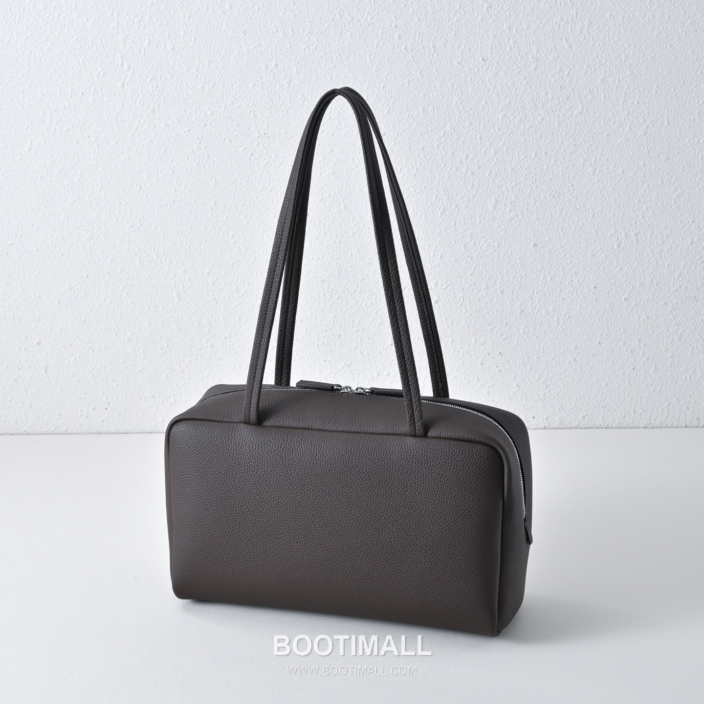 The Row Astra Pebbled Calfskin Bowling Bag with Long Handle Detail 더로우 아스트라 페블드 카프스킨 롱핸들 보울링 숄더백 30cm 2