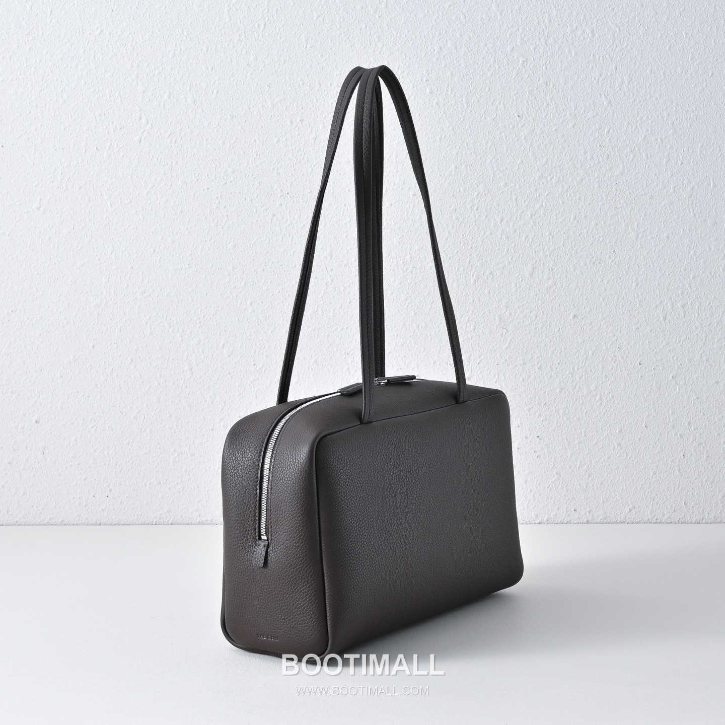 The Row Astra Pebbled Calfskin Bowling Bag with Long Handle Detail 더로우 아스트라 페블드 카프스킨 롱핸들 보울링 숄더백 30cm 3