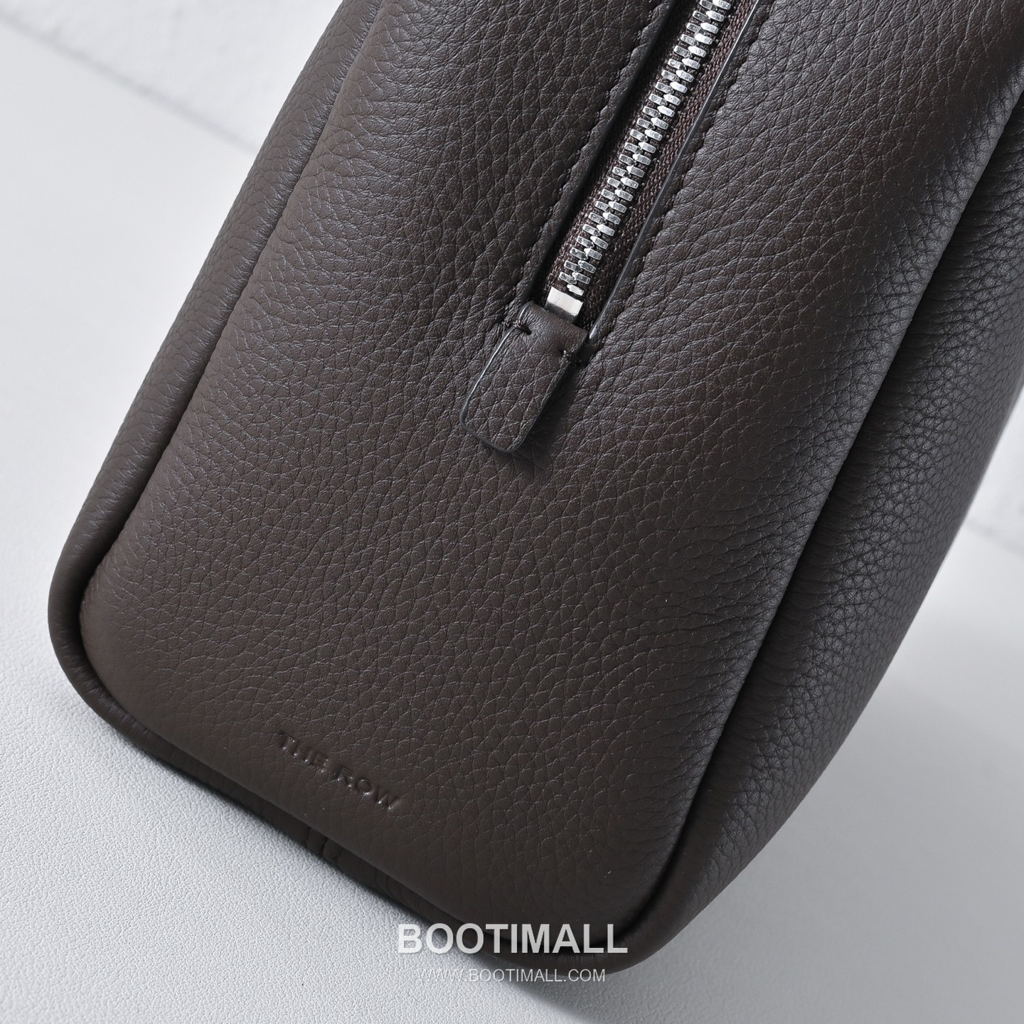 The Row Astra Pebbled Calfskin Bowling Bag with Long Handle Detail 더로우 아스트라 페블드 카프스킨 롱핸들 보울링 숄더백 30cm 4