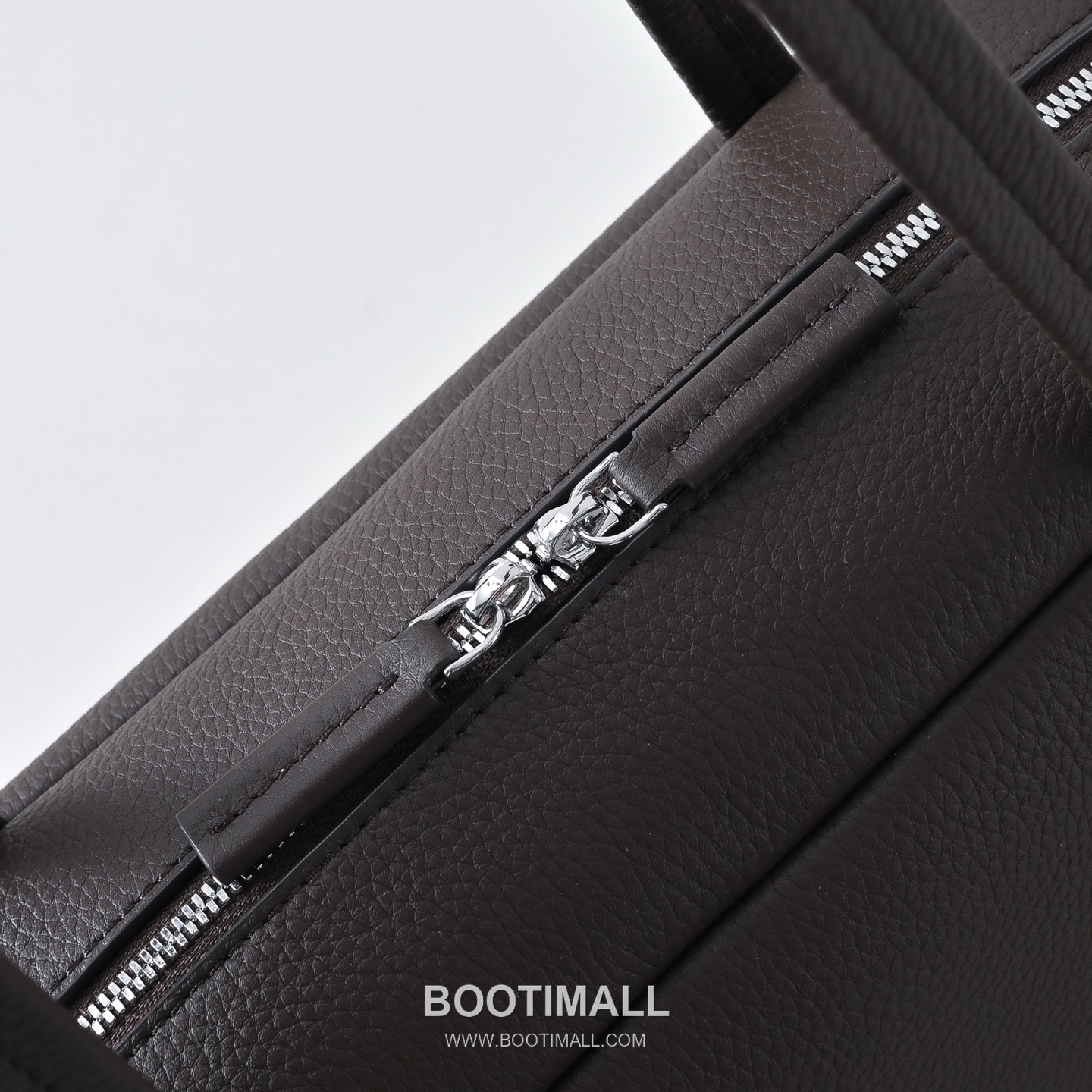 The Row Astra Pebbled Calfskin Bowling Bag with Long Handle Detail 더로우 아스트라 페블드 카프스킨 롱핸들 보울링 숄더백 30cm 5