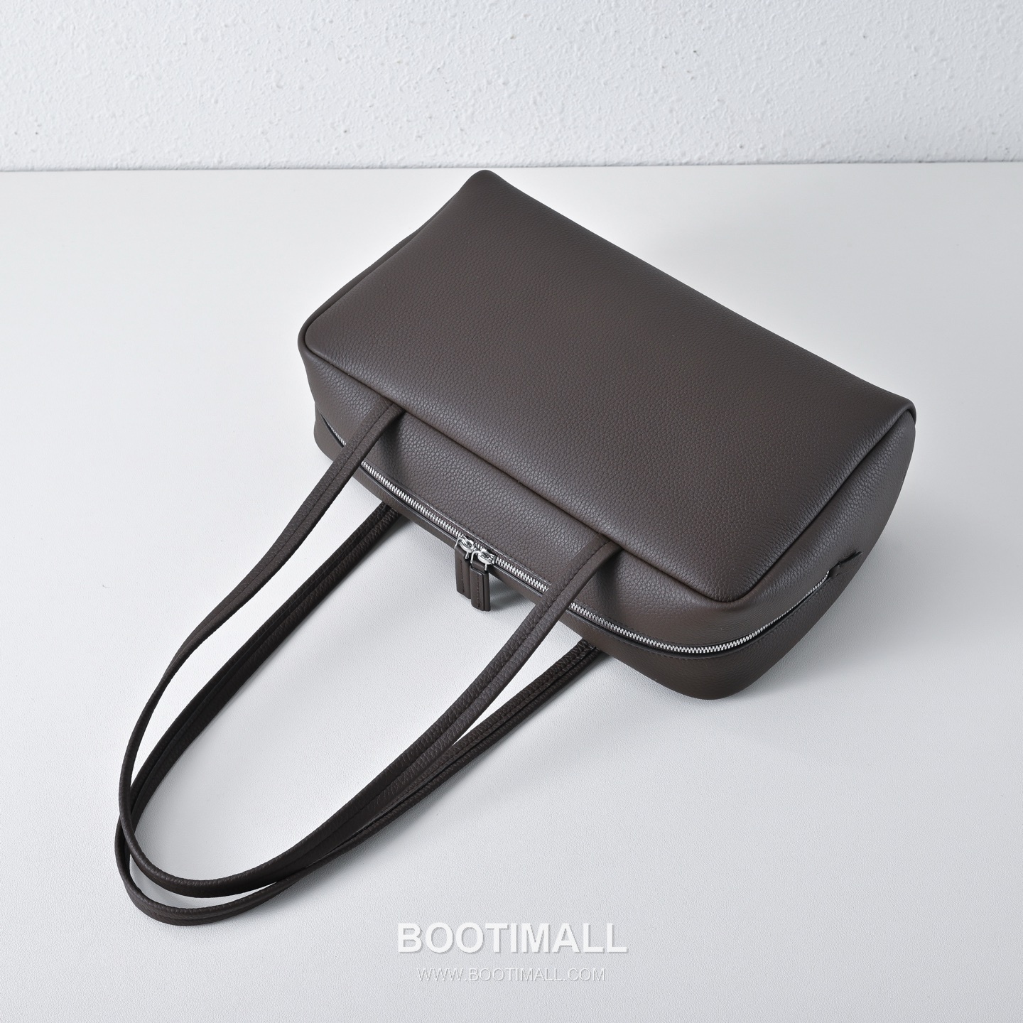 The Row Astra Pebbled Calfskin Bowling Bag with Long Handle Detail 더로우 아스트라 페블드 카프스킨 롱핸들 보울링 숄더백 30cm 6